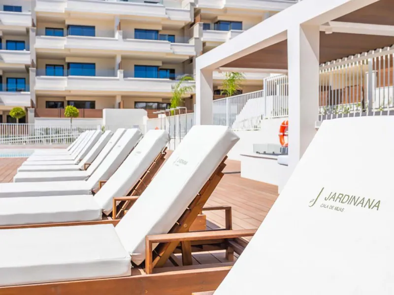 YOUR SECOND HOME AWAITS YOU! Discover refined Mediterranean living in this stylish contemporary apartment in the highly desirable area of Cala de Mijas, Mijas Costa. Nestled within an exclusive gated community (2021)and just a short stroll from the vibran