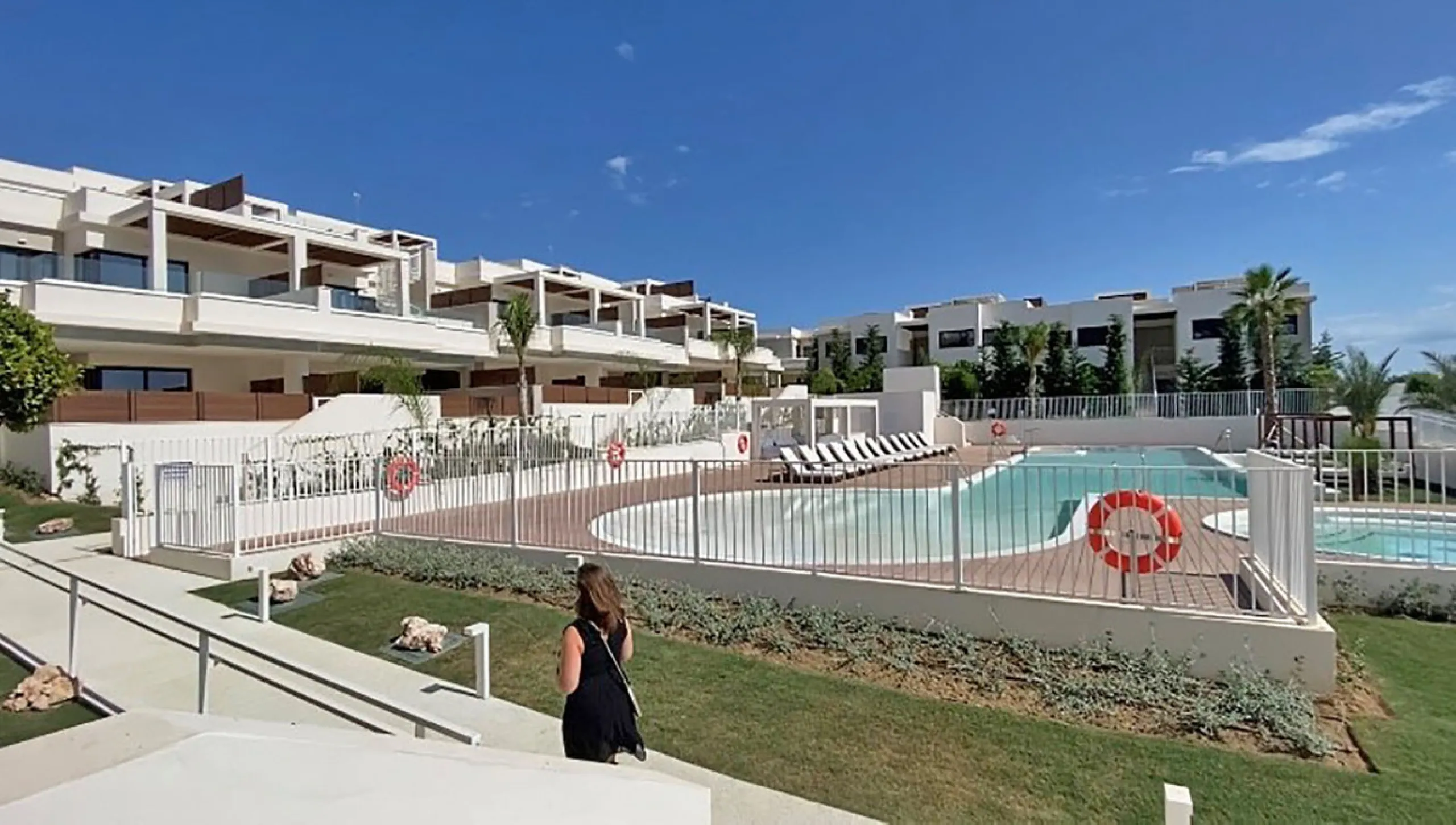 YOUR SECOND HOME AWAITS YOU! Discover refined Mediterranean living in this stylish contemporary apartment in the highly desirable area of Cala de Mijas, Mijas Costa. Nestled within an exclusive gated community (2021)and just a short stroll from the vibran