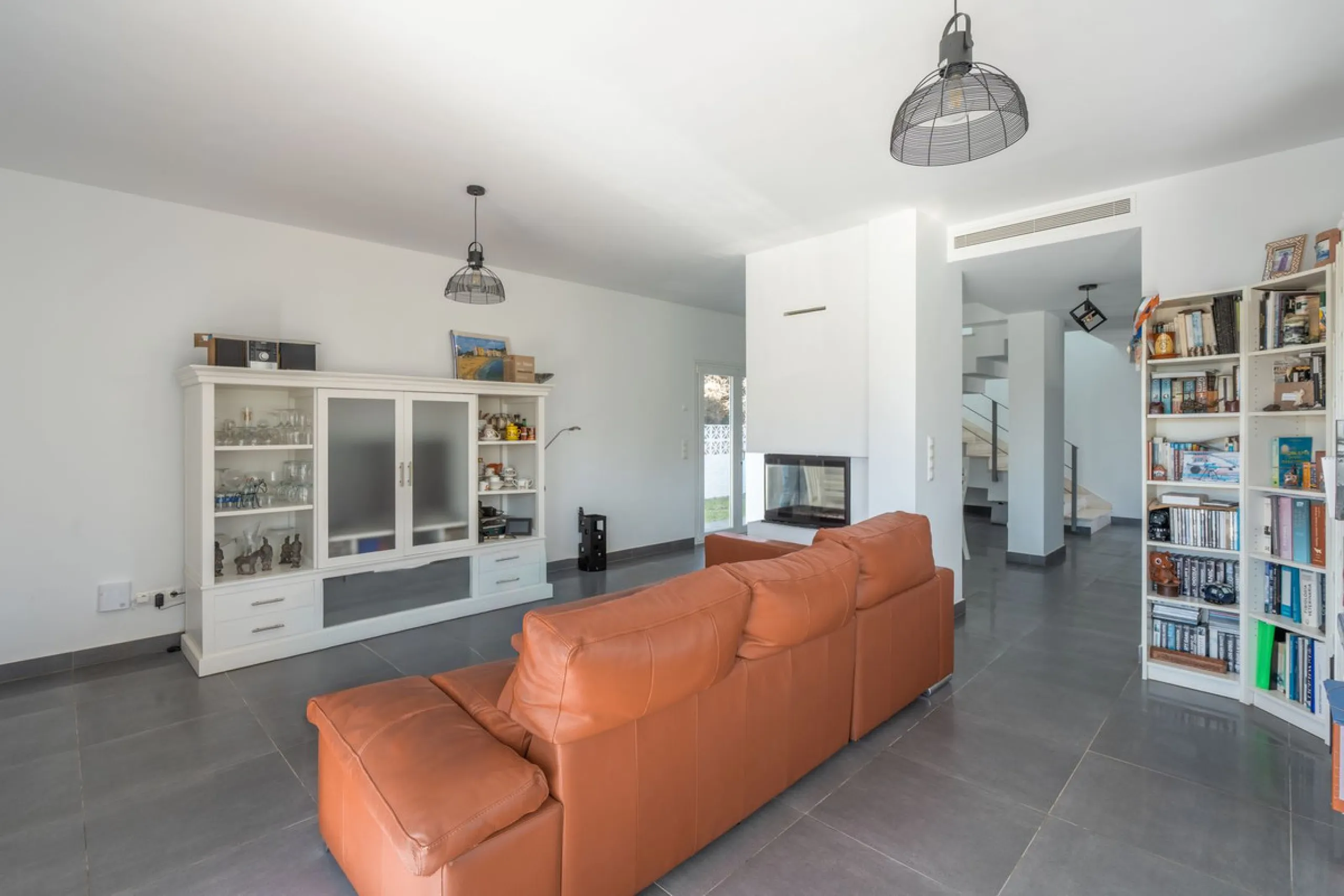 This modern villa has been recently renovated and sits in a fantastic location just 500 metres from the beach,  between La Cala de Mijas and Fuengirola. The home has a bright, contemporary feel throughout, with large windows that open onto the garden and 