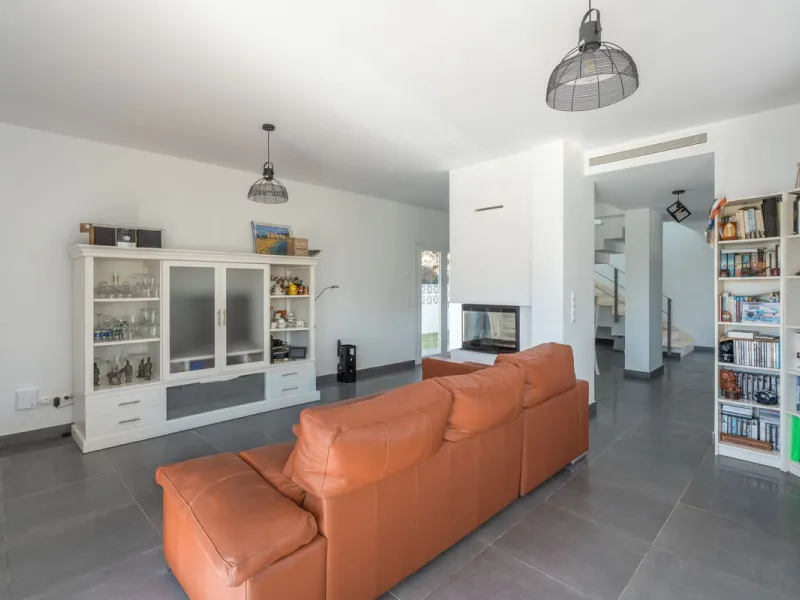 This modern villa has been recently renovated and sits in a fantastic location just 500 metres from the beach,  between La Cala de Mijas and Fuengirola. The home has a bright, contemporary feel throughout, with large windows that open onto the garden and 