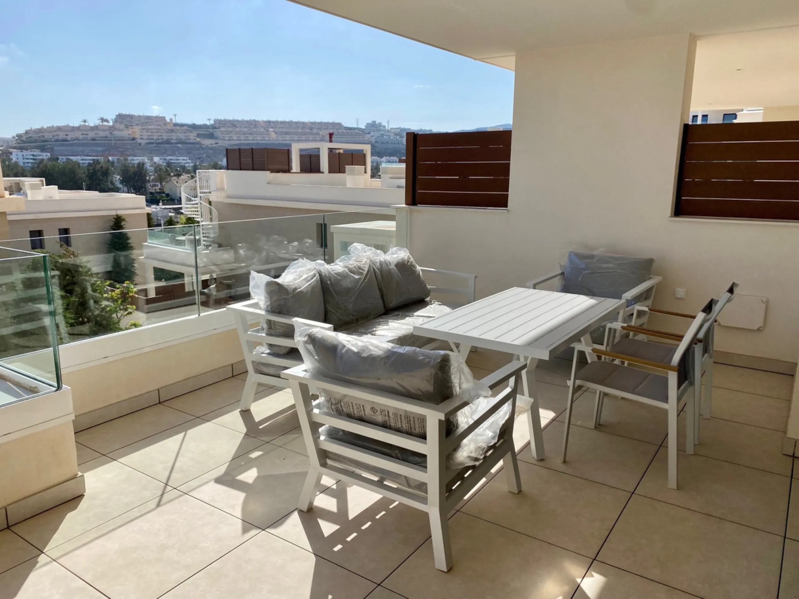 YOUR SECOND HOME AWAITS YOU! Discover refined Mediterranean living in this stylish contemporary apartment in the highly desirable area of Cala de Mijas, Mijas Costa. Nestled within an exclusive gated community (2021)and just a short stroll from the vibran