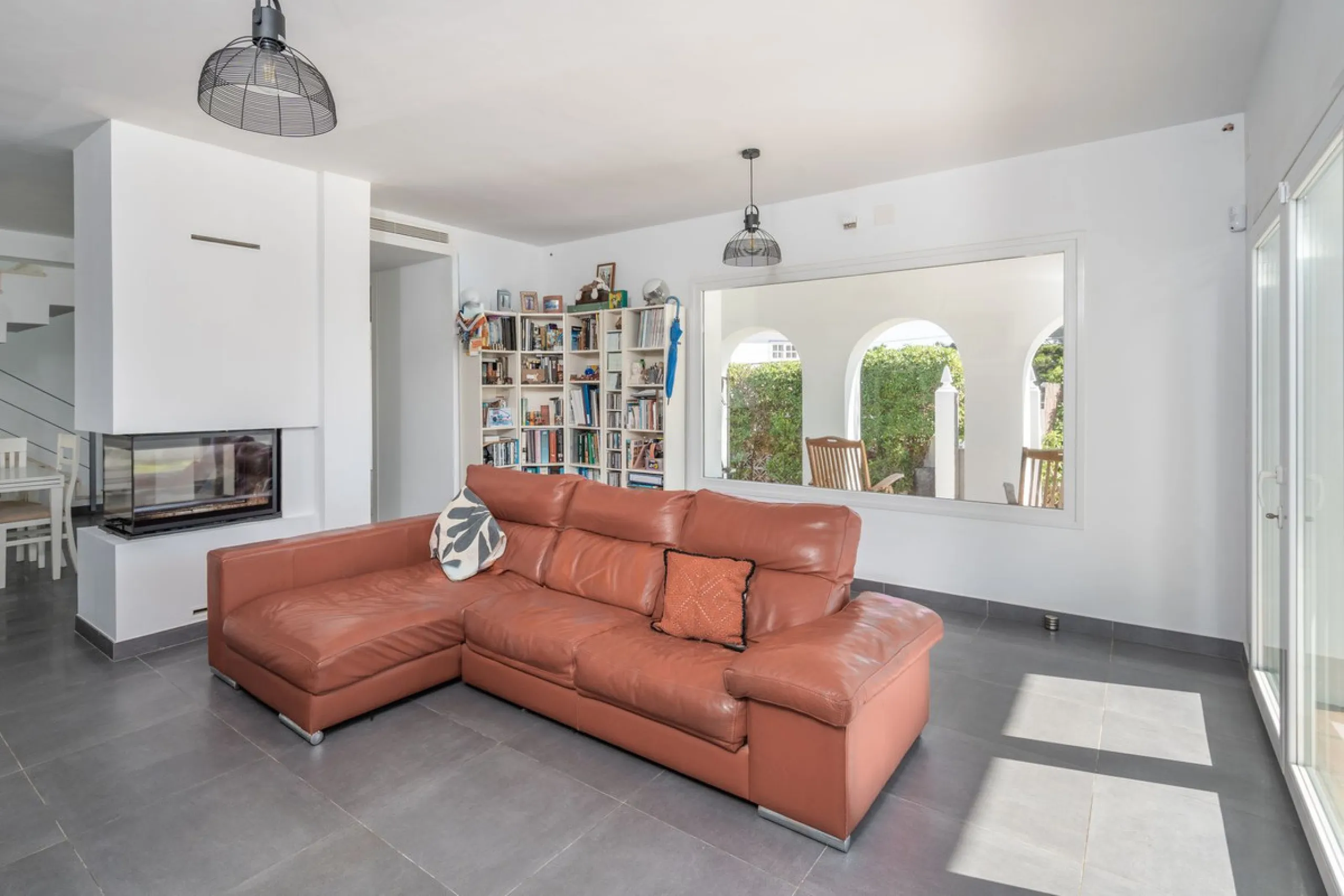 This modern villa has been recently renovated and sits in a fantastic location just 500 metres from the beach,  between La Cala de Mijas and Fuengirola. The home has a bright, contemporary feel throughout, with large windows that open onto the garden and 