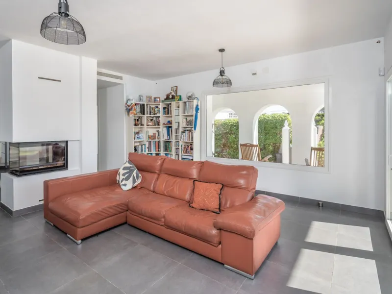This modern villa has been recently renovated and sits in a fantastic location just 500 metres from the beach,  between La Cala de Mijas and Fuengirola. The home has a bright, contemporary feel throughout, with large windows that open onto the garden and 