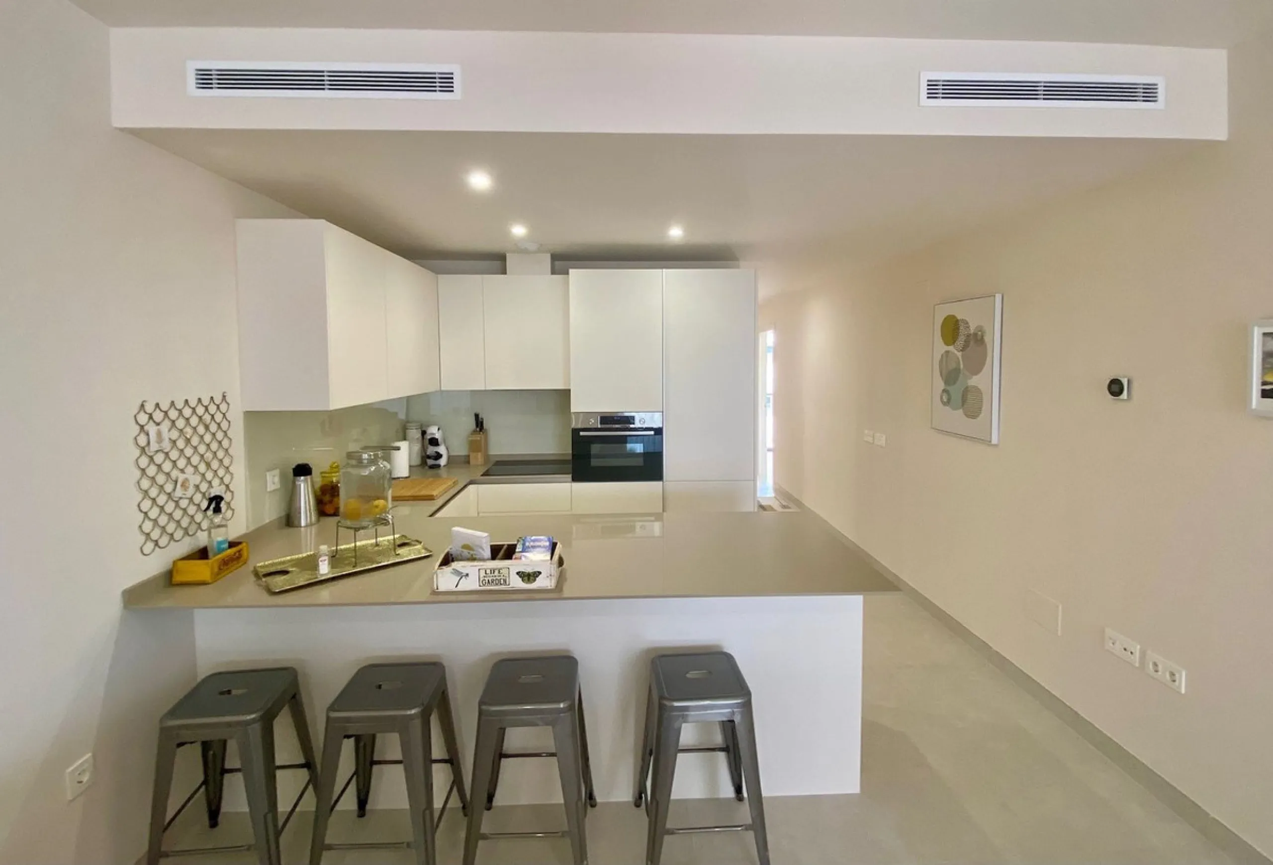 YOUR SECOND HOME AWAITS YOU! Discover refined Mediterranean living in this stylish contemporary apartment in the highly desirable area of Cala de Mijas, Mijas Costa. Nestled within an exclusive gated community (2021)and just a short stroll from the vibran