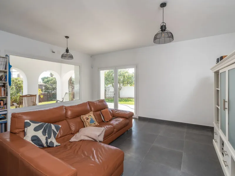 This modern villa has been recently renovated and sits in a fantastic location just 500 metres from the beach,  between La Cala de Mijas and Fuengirola. The home has a bright, contemporary feel throughout, with large windows that open onto the garden and 