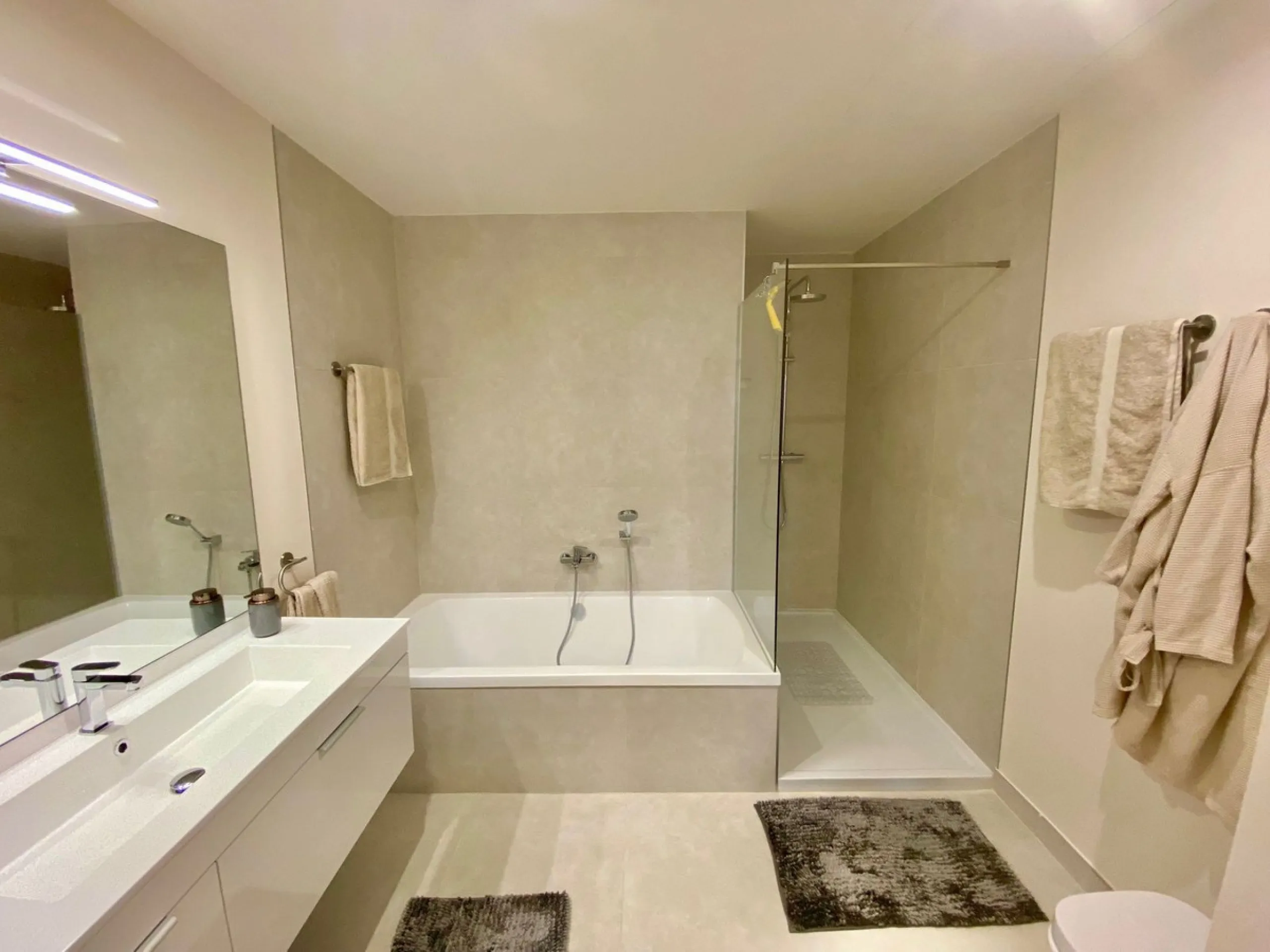 YOUR SECOND HOME AWAITS YOU! Discover refined Mediterranean living in this stylish contemporary apartment in the highly desirable area of Cala de Mijas, Mijas Costa. Nestled within an exclusive gated community (2021)and just a short stroll from the vibran