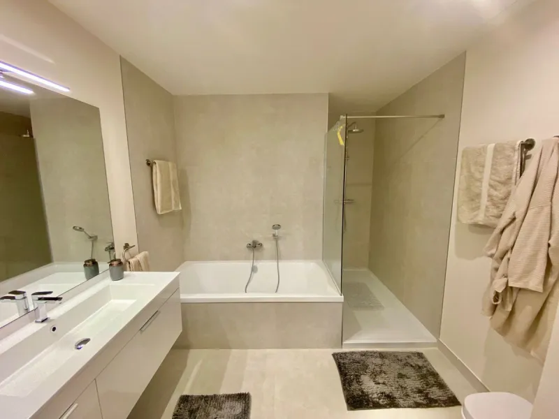 YOUR SECOND HOME AWAITS YOU! Discover refined Mediterranean living in this stylish contemporary apartment in the highly desirable area of Cala de Mijas, Mijas Costa. Nestled within an exclusive gated community (2021)and just a short stroll from the vibran