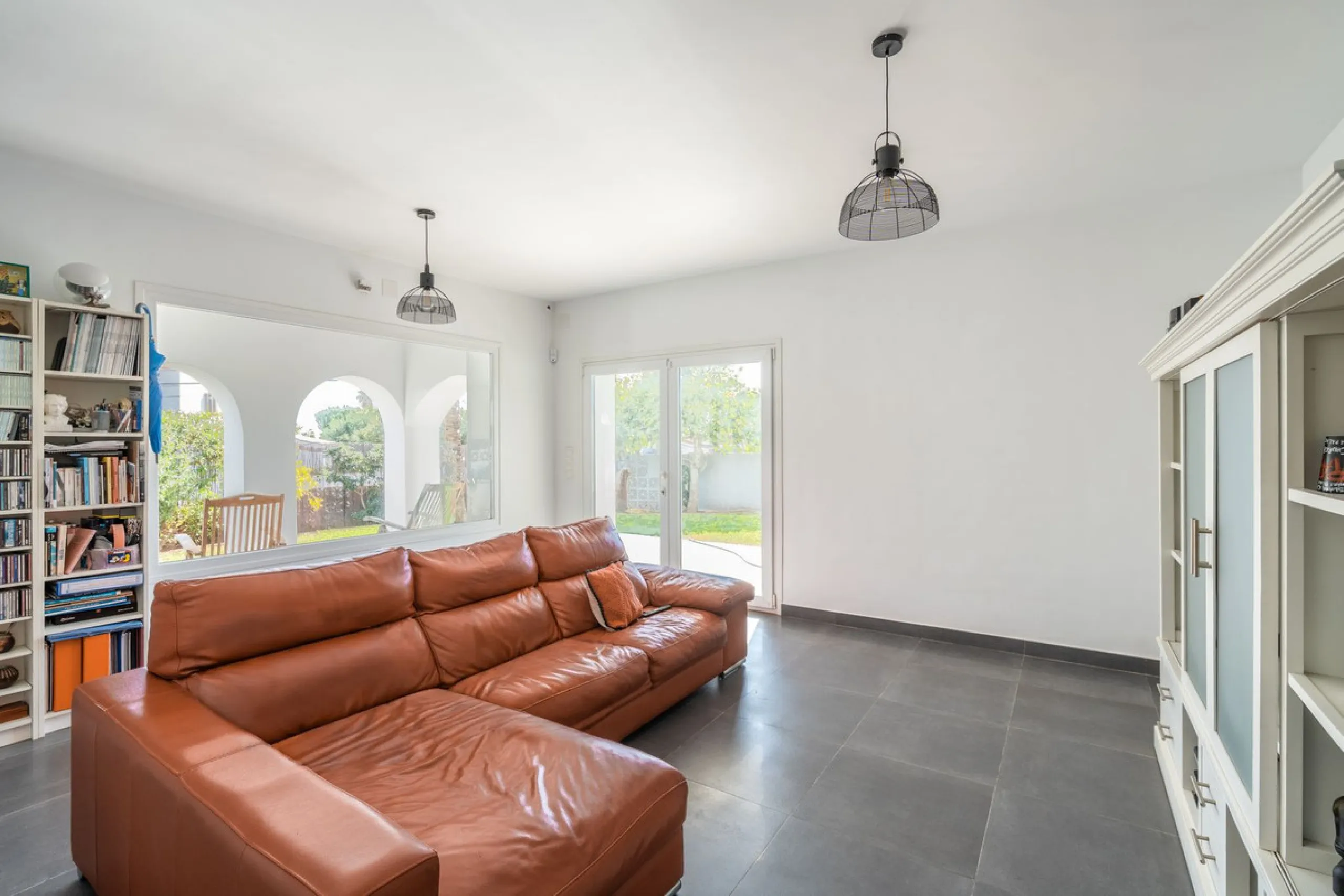 This modern villa has been recently renovated and sits in a fantastic location just 500 metres from the beach,  between La Cala de Mijas and Fuengirola. The home has a bright, contemporary feel throughout, with large windows that open onto the garden and 