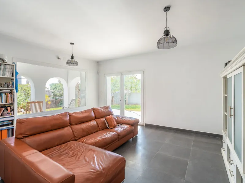 This modern villa has been recently renovated and sits in a fantastic location just 500 metres from the beach,  between La Cala de Mijas and Fuengirola. The home has a bright, contemporary feel throughout, with large windows that open onto the garden and 