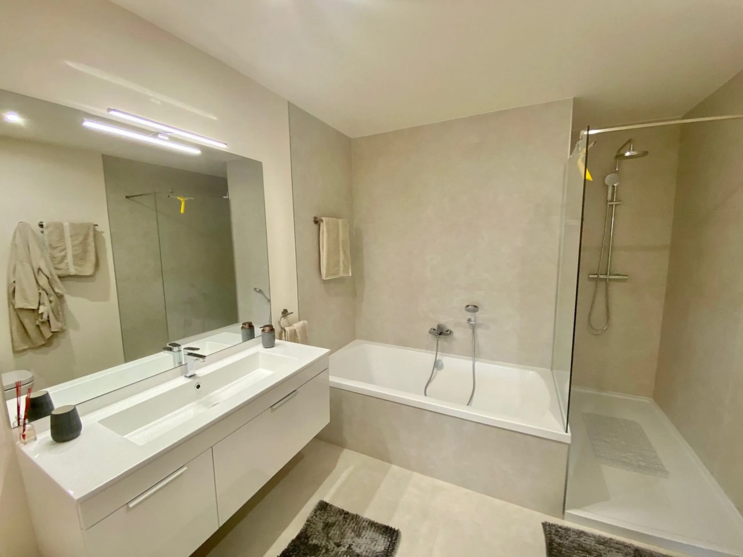 YOUR SECOND HOME AWAITS YOU! Discover refined Mediterranean living in this stylish contemporary apartment in the highly desirable area of Cala de Mijas, Mijas Costa. Nestled within an exclusive gated community (2021)and just a short stroll from the vibran
