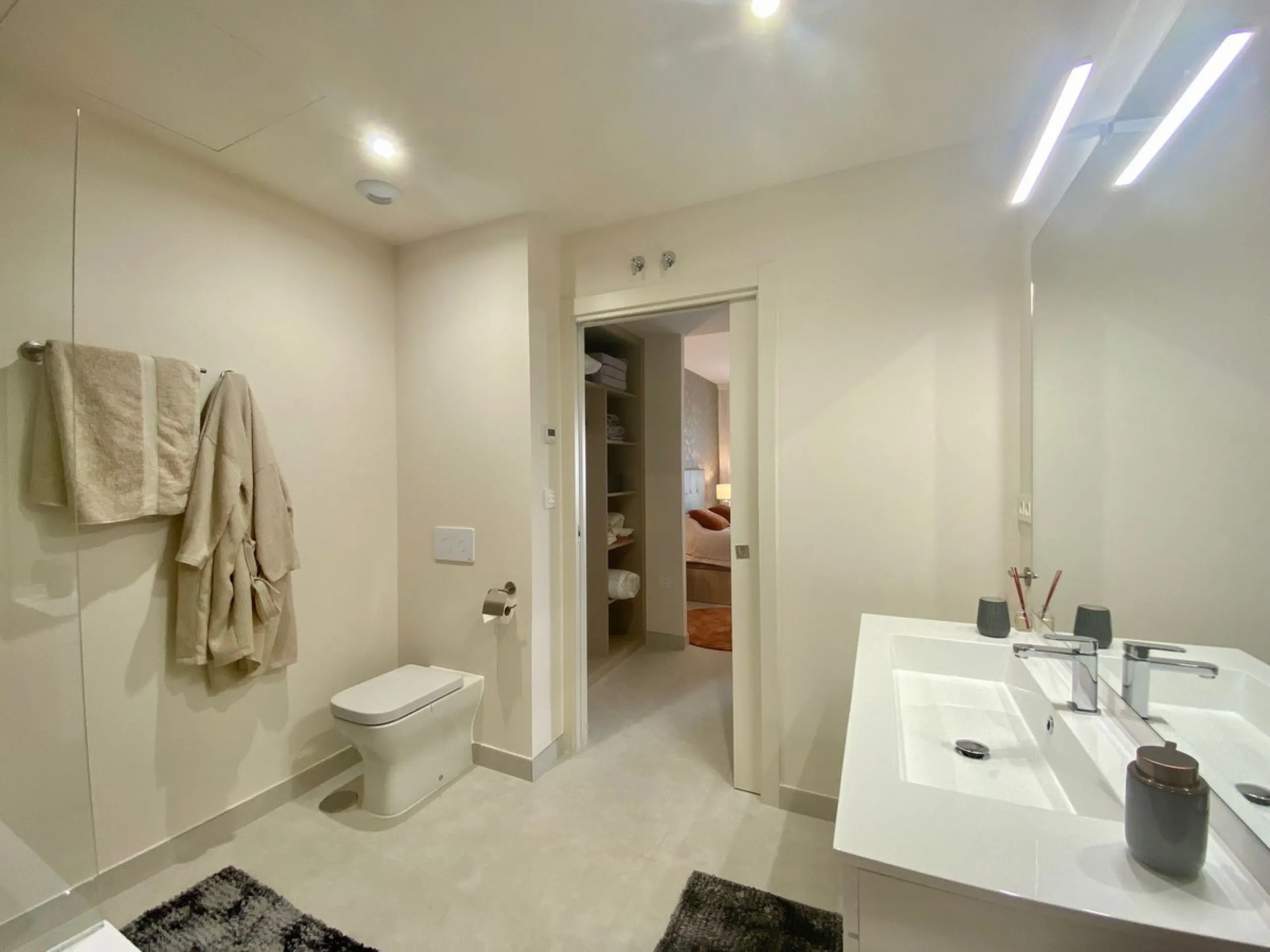 YOUR SECOND HOME AWAITS YOU! Discover refined Mediterranean living in this stylish contemporary apartment in the highly desirable area of Cala de Mijas, Mijas Costa. Nestled within an exclusive gated community (2021)and just a short stroll from the vibran
