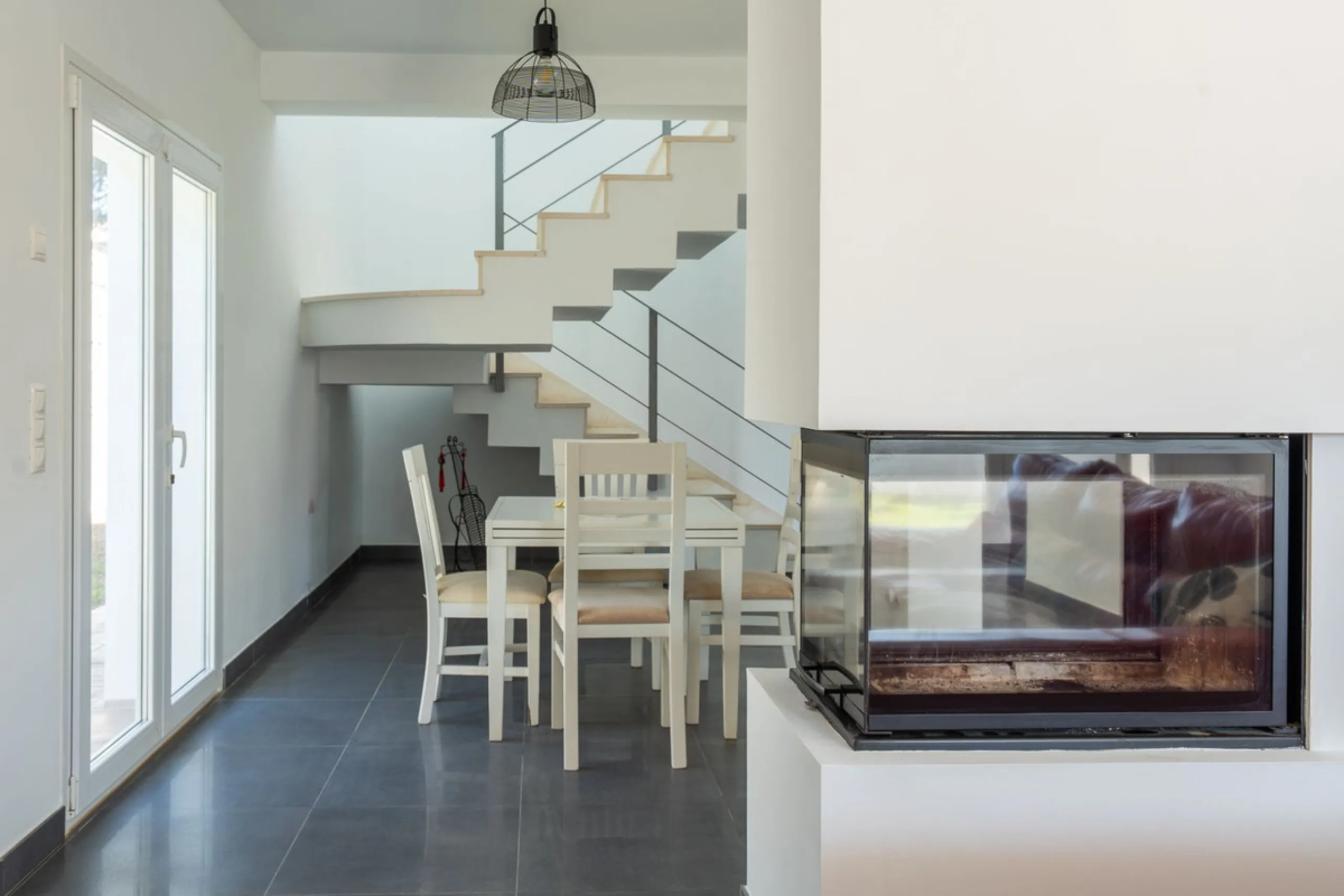 This modern villa has been recently renovated and sits in a fantastic location just 500 metres from the beach,  between La Cala de Mijas and Fuengirola. The home has a bright, contemporary feel throughout, with large windows that open onto the garden and 