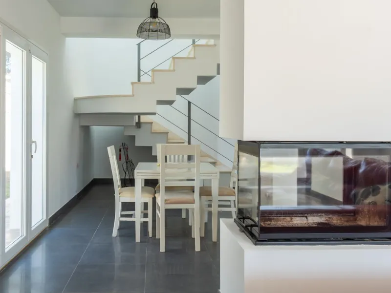 This modern villa has been recently renovated and sits in a fantastic location just 500 metres from the beach,  between La Cala de Mijas and Fuengirola. The home has a bright, contemporary feel throughout, with large windows that open onto the garden and 