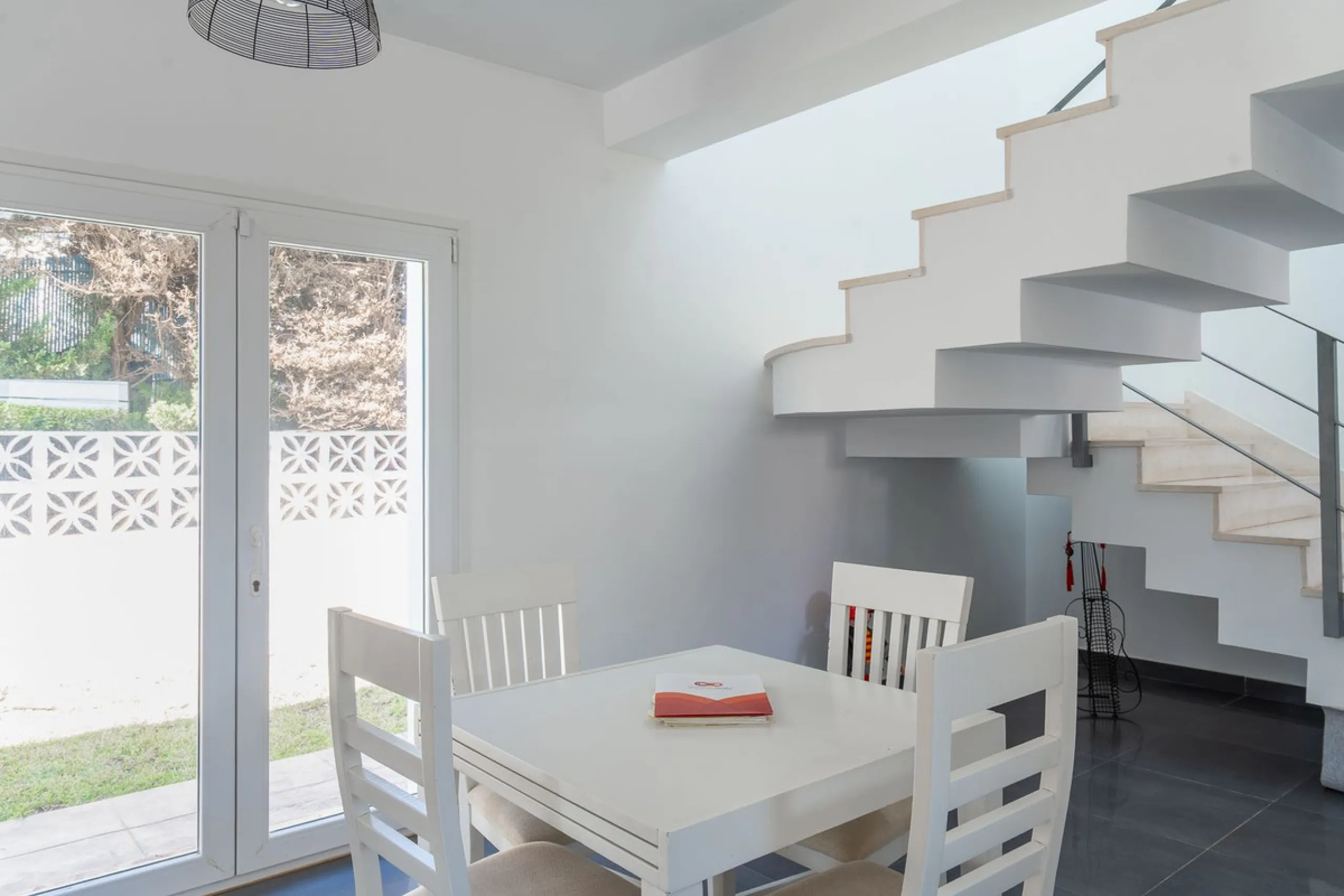 This modern villa has been recently renovated and sits in a fantastic location just 500 metres from the beach,  between La Cala de Mijas and Fuengirola. The home has a bright, contemporary feel throughout, with large windows that open onto the garden and 