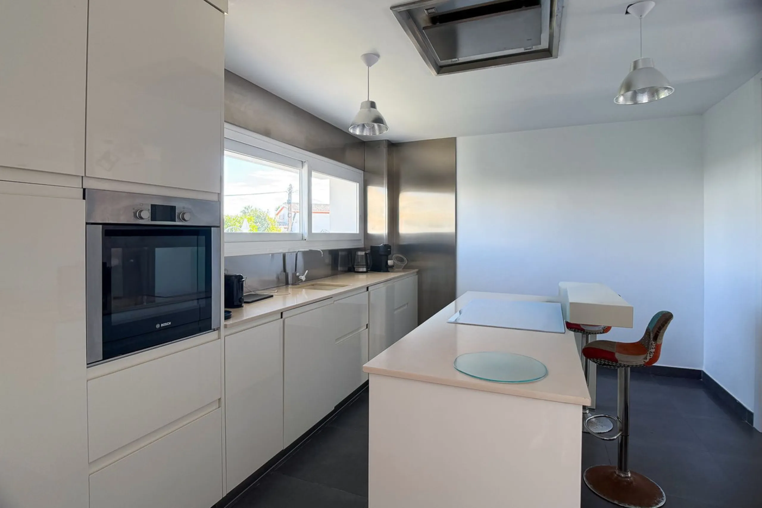 This modern villa has been recently renovated and sits in a fantastic location just 500 metres from the beach,  between La Cala de Mijas and Fuengirola. The home has a bright, contemporary feel throughout, with large windows that open onto the garden and 