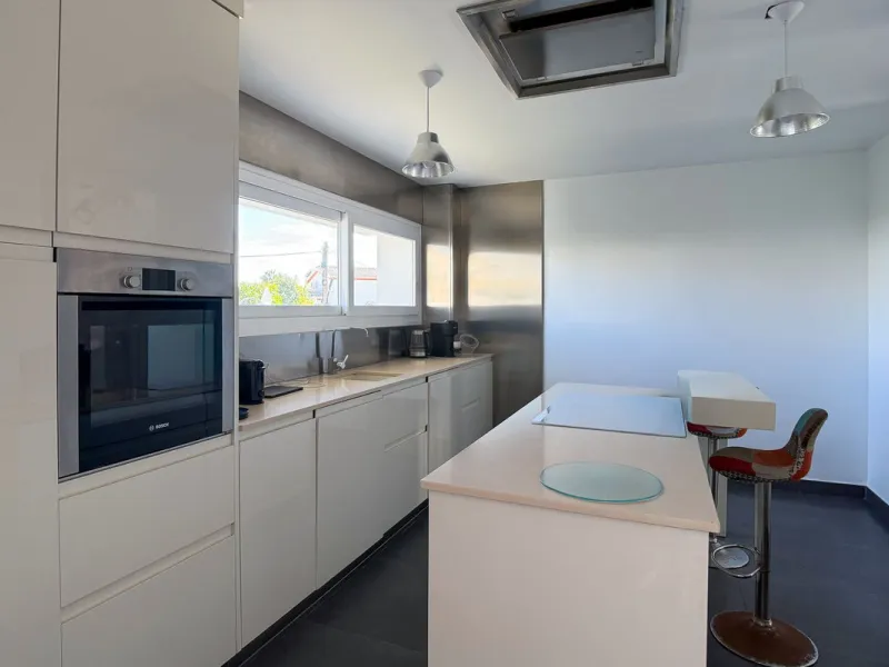 This modern villa has been recently renovated and sits in a fantastic location just 500 metres from the beach,  between La Cala de Mijas and Fuengirola. The home has a bright, contemporary feel throughout, with large windows that open onto the garden and 