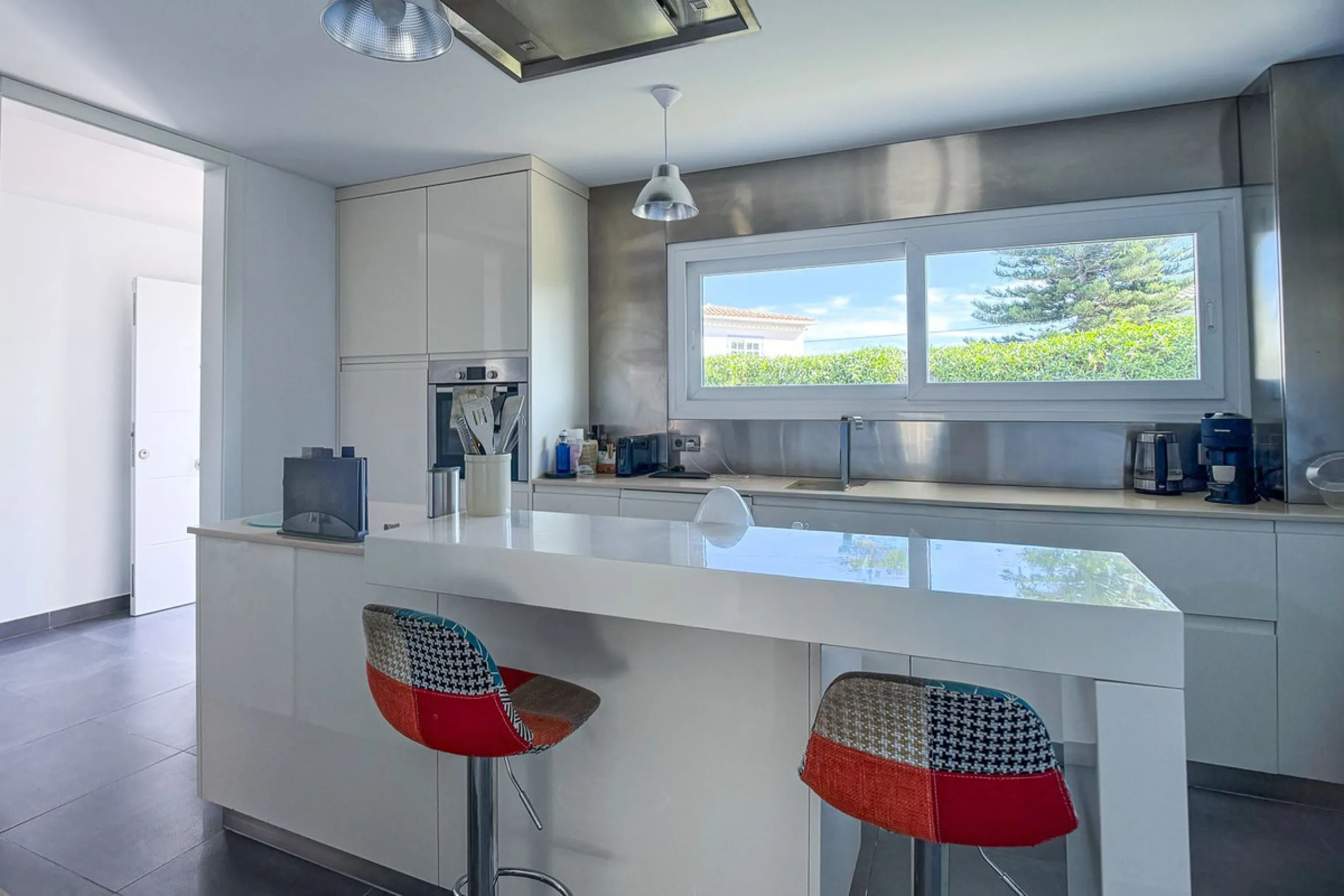 This modern villa has been recently renovated and sits in a fantastic location just 500 metres from the beach,  between La Cala de Mijas and Fuengirola. The home has a bright, contemporary feel throughout, with large windows that open onto the garden and 
