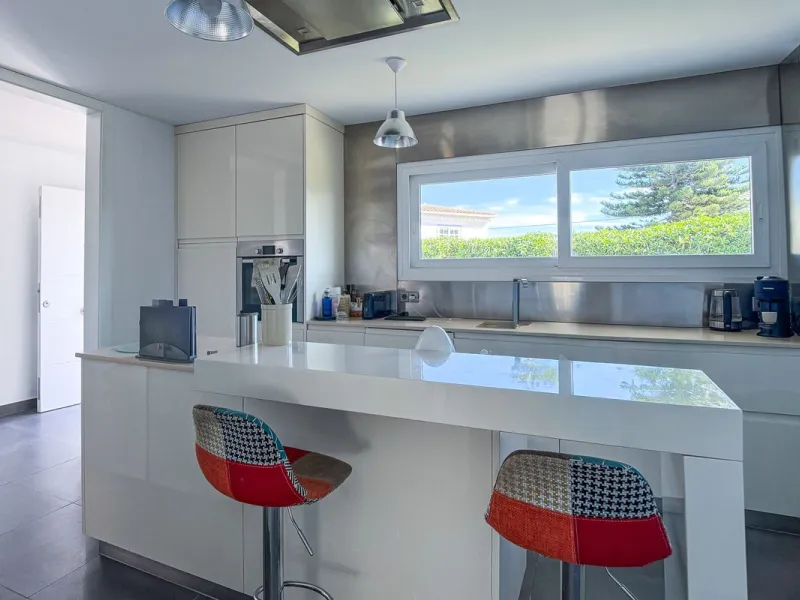 This modern villa has been recently renovated and sits in a fantastic location just 500 metres from the beach,  between La Cala de Mijas and Fuengirola. The home has a bright, contemporary feel throughout, with large windows that open onto the garden and 