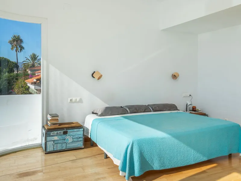 This modern villa has been recently renovated and sits in a fantastic location just 500 metres from the beach,  between La Cala de Mijas and Fuengirola. The home has a bright, contemporary feel throughout, with large windows that open onto the garden and 