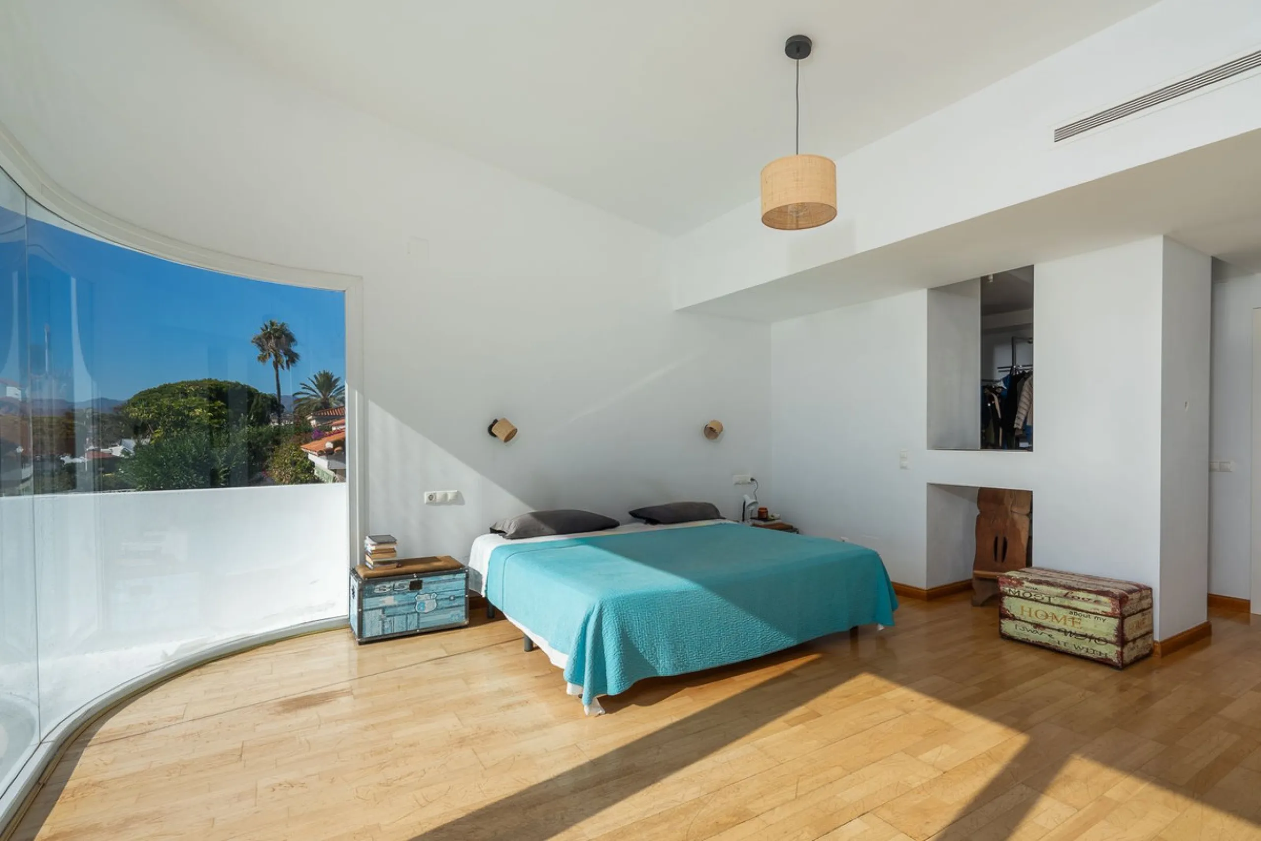 This modern villa has been recently renovated and sits in a fantastic location just 500 metres from the beach,  between La Cala de Mijas and Fuengirola. The home has a bright, contemporary feel throughout, with large windows that open onto the garden and 