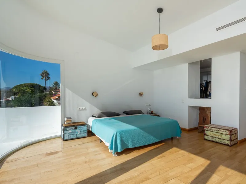 This modern villa has been recently renovated and sits in a fantastic location just 500 metres from the beach,  between La Cala de Mijas and Fuengirola. The home has a bright, contemporary feel throughout, with large windows that open onto the garden and 