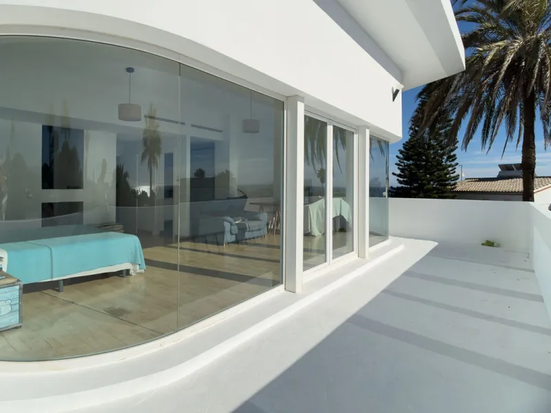 This modern villa has been recently renovated and sits in a fantastic location just 500 metres from the beach,  between La Cala de Mijas and Fuengirola. The home has a bright, contemporary feel throughout, with large windows that open onto the garden and 
