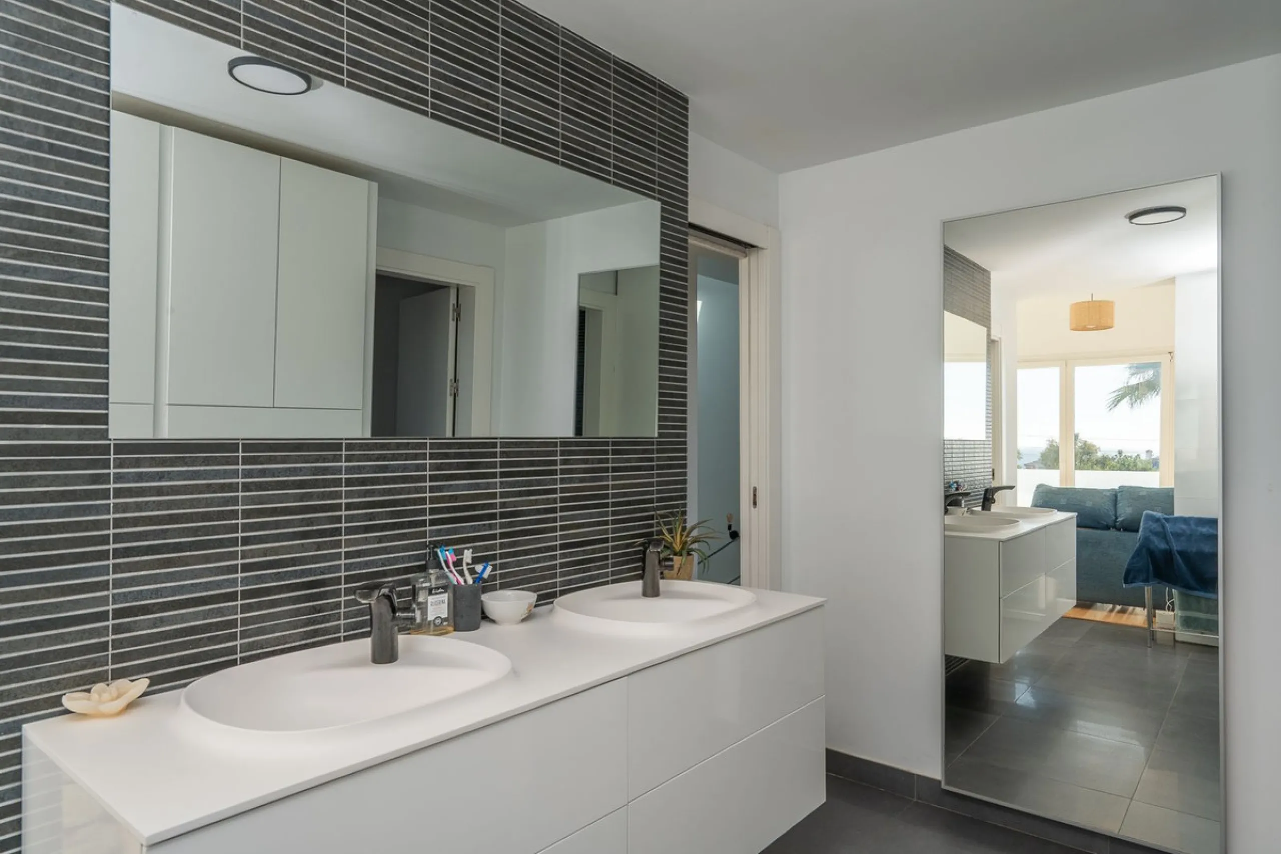 This modern villa has been recently renovated and sits in a fantastic location just 500 metres from the beach,  between La Cala de Mijas and Fuengirola. The home has a bright, contemporary feel throughout, with large windows that open onto the garden and 