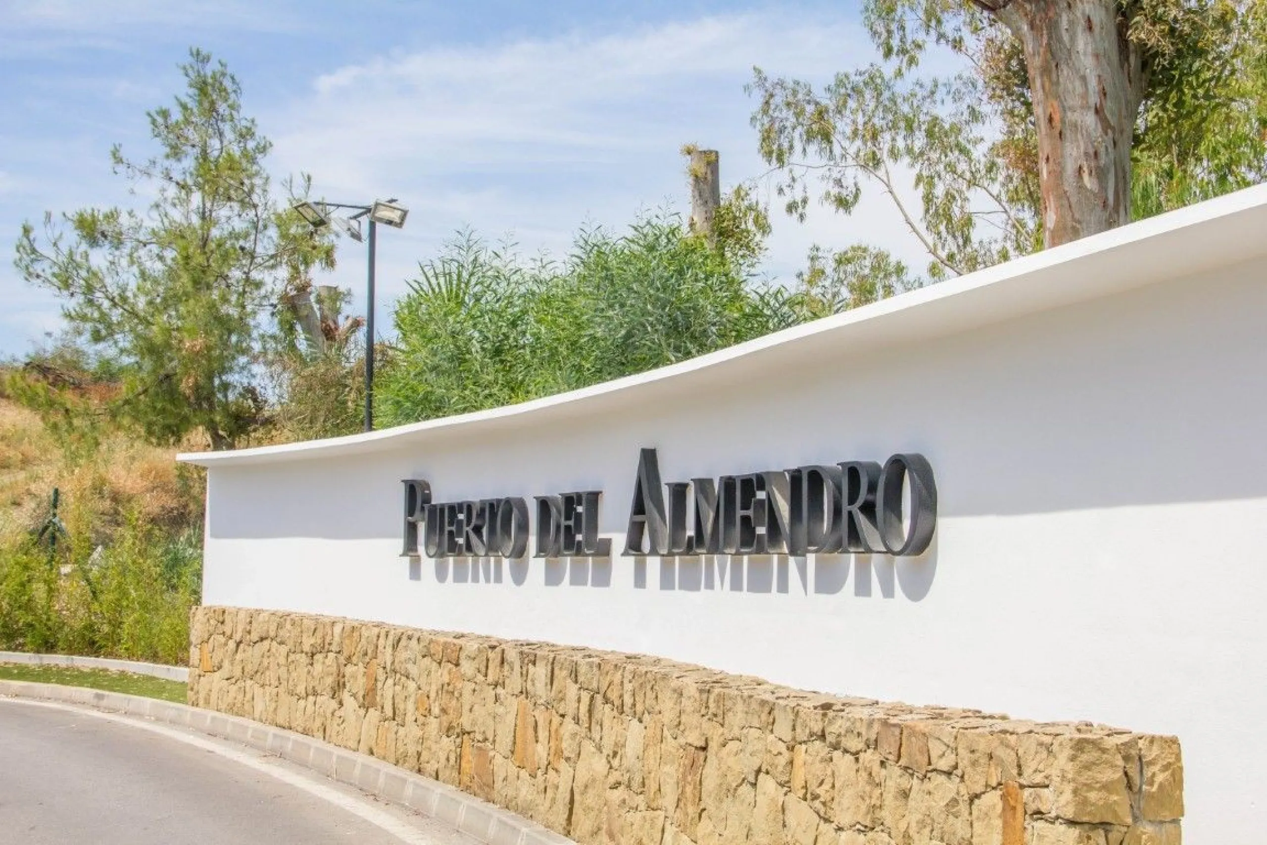 Nestled in the prestigious residential community of Puerto del Almendro in Benahavís, this 1,042 m2 residential plot enjoys a south west orientation and nature views, making it the ideal setting to create a bright villa with sun drenched terraces and spec