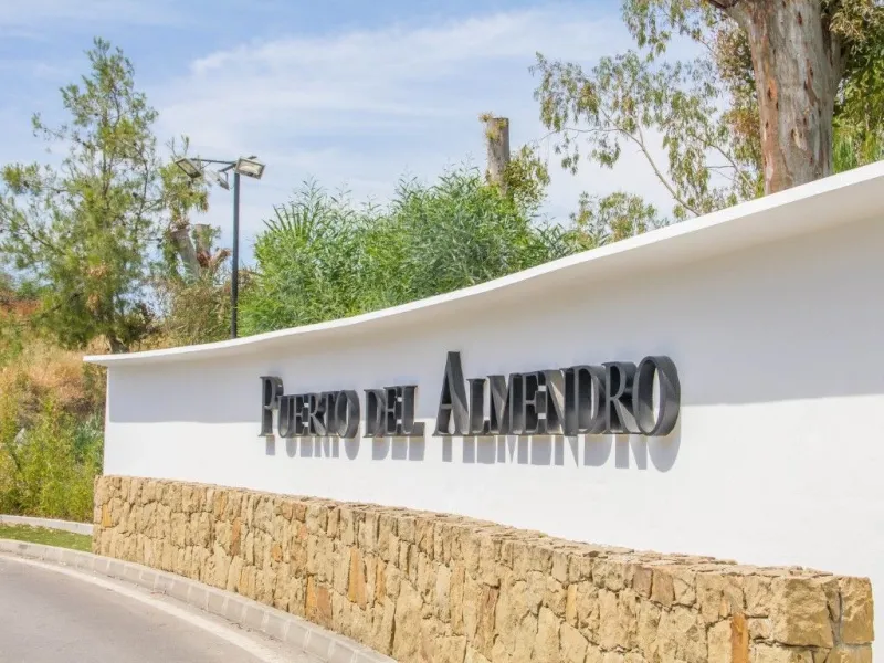 Nestled in the prestigious residential community of Puerto del Almendro in Benahavís, this 1,042 m2 residential plot enjoys a south west orientation and nature views, making it the ideal setting to create a bright villa with sun drenched terraces and spec