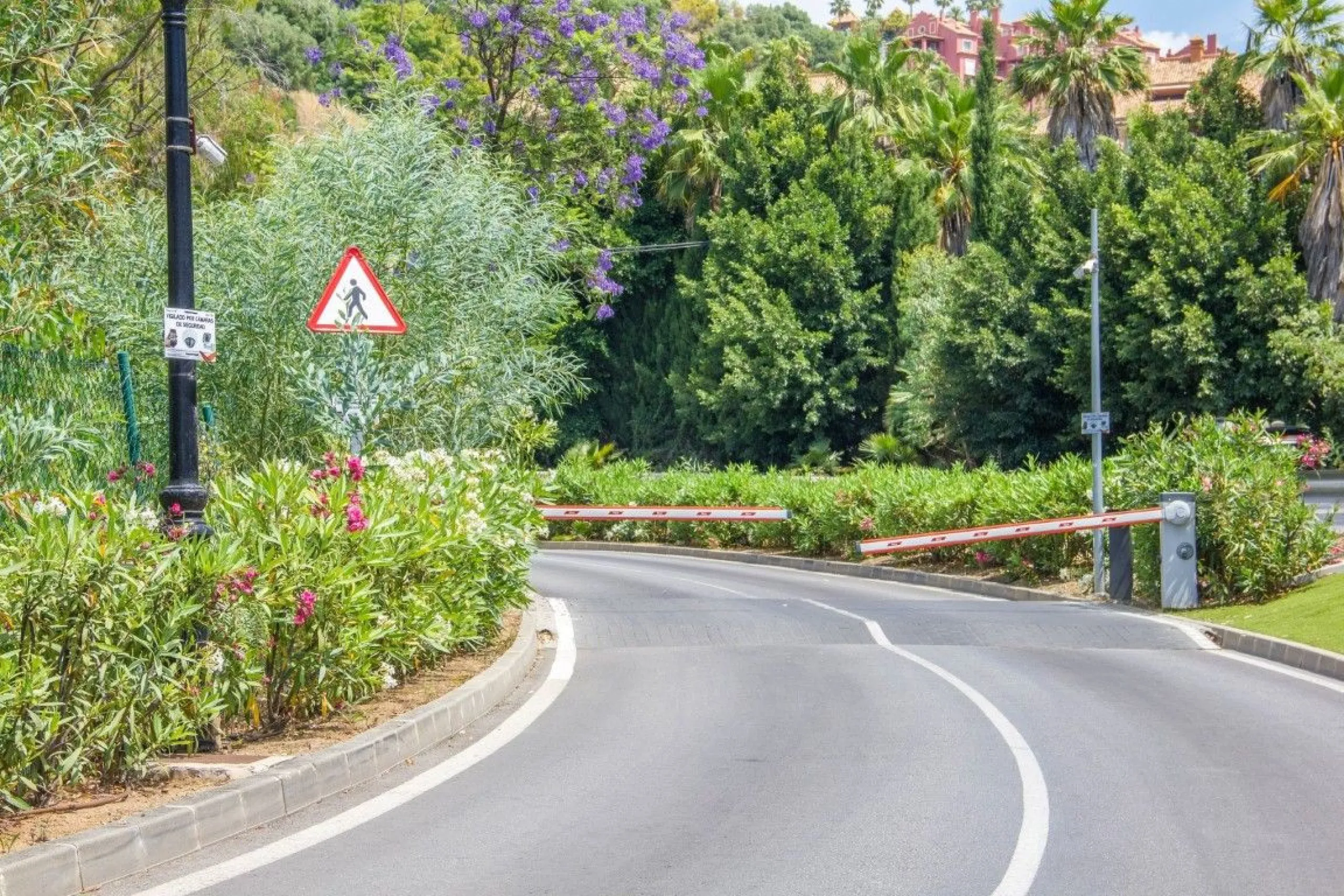 Nestled in the prestigious residential community of Puerto del Almendro in Benahavís, this 1,042 m2 residential plot enjoys a south west orientation and nature views, making it the ideal setting to create a bright villa with sun drenched terraces and spec