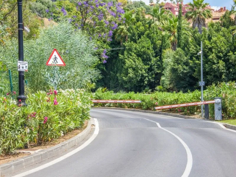 Nestled in the prestigious residential community of Puerto del Almendro in Benahavís, this 1,042 m2 residential plot enjoys a south west orientation and nature views, making it the ideal setting to create a bright villa with sun drenched terraces and spec