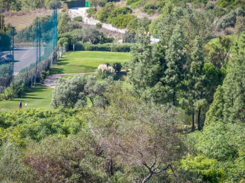 Nestled in the prestigious residential community of Puerto del Almendro in Benahavís, this 1,042 m2 residential plot enjoys a south west orientation and nature views, making it the ideal setting to create a bright villa with sun drenched terraces and spec