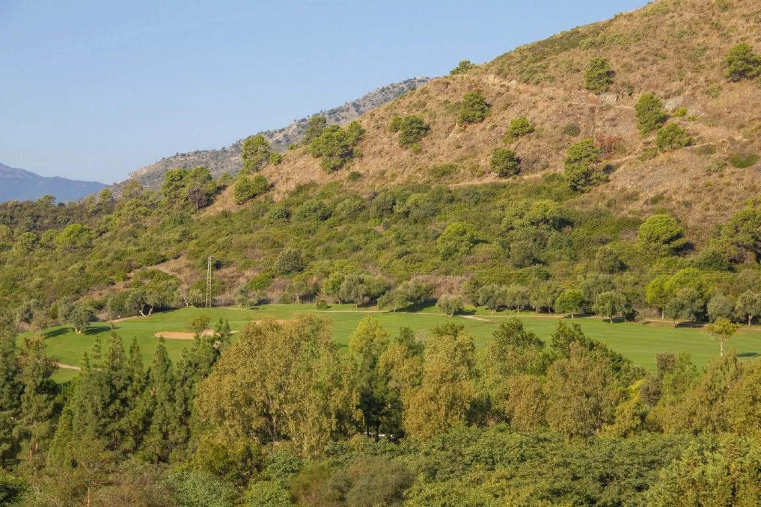 Nestled in the prestigious residential community of Puerto del Almendro in Benahavís, this 1,042 m2 residential plot enjoys a south west orientation and nature views, making it the ideal setting to create a bright villa with sun drenched terraces and spec