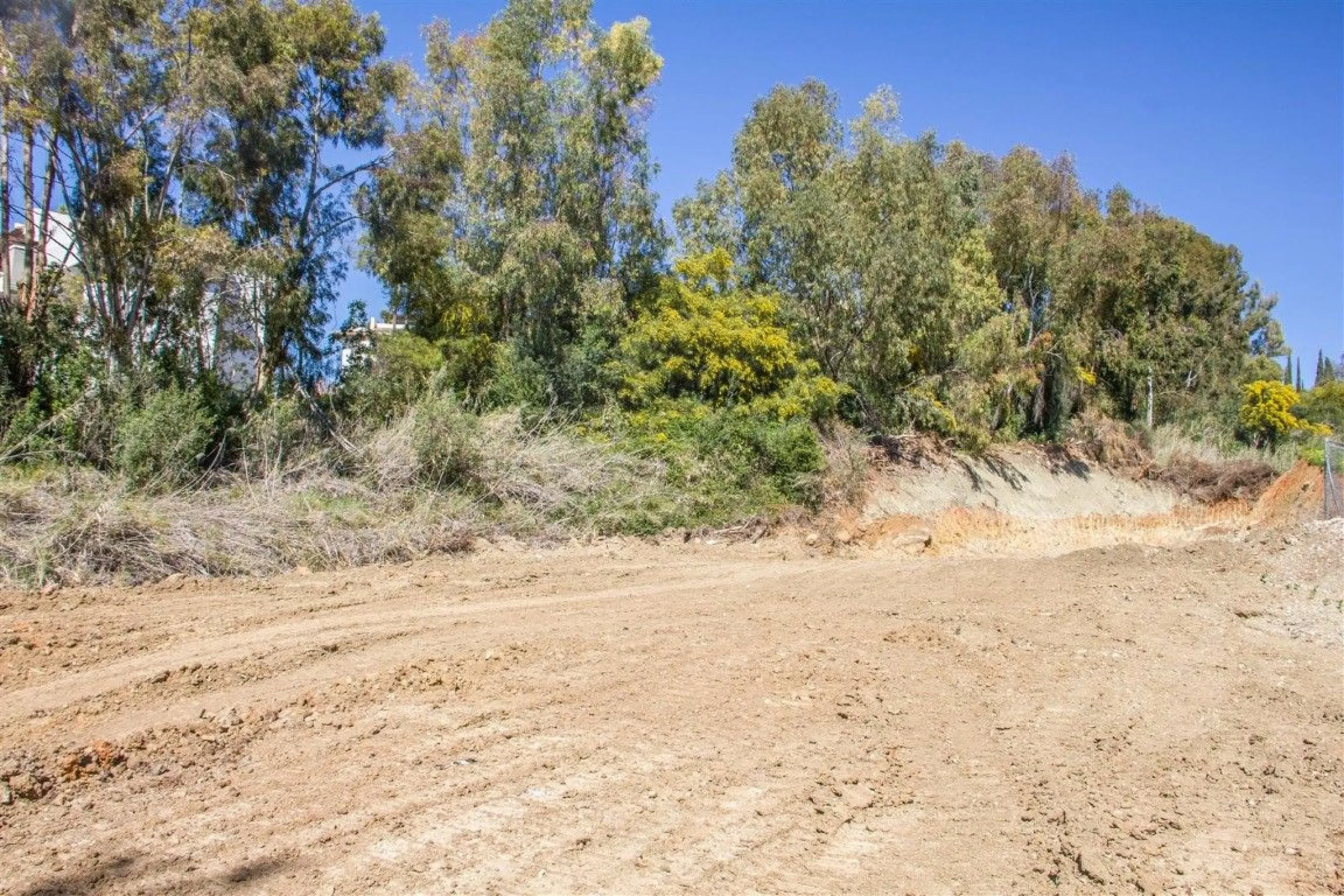 Nestled in the prestigious residential community of Puerto del Almendro in Benahavís, this 1,042 m2 residential plot enjoys a south west orientation and nature views, making it the ideal setting to create a bright villa with sun drenched terraces and spec