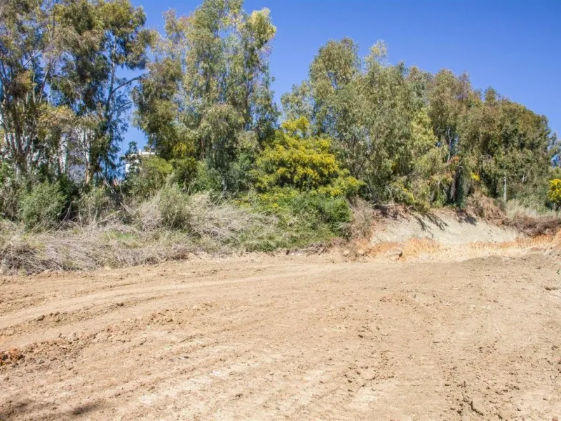 Nestled in the prestigious residential community of Puerto del Almendro in Benahavís, this 1,042 m2 residential plot enjoys a south west orientation and nature views, making it the ideal setting to create a bright villa with sun drenched terraces and spec