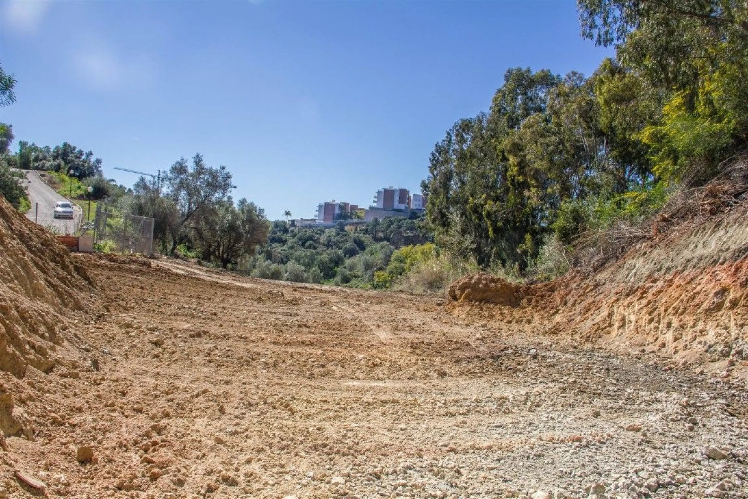 Nestled in the prestigious residential community of Puerto del Almendro in Benahavís, this 1,042 m2 residential plot enjoys a south west orientation and nature views, making it the ideal setting to create a bright villa with sun drenched terraces and spec