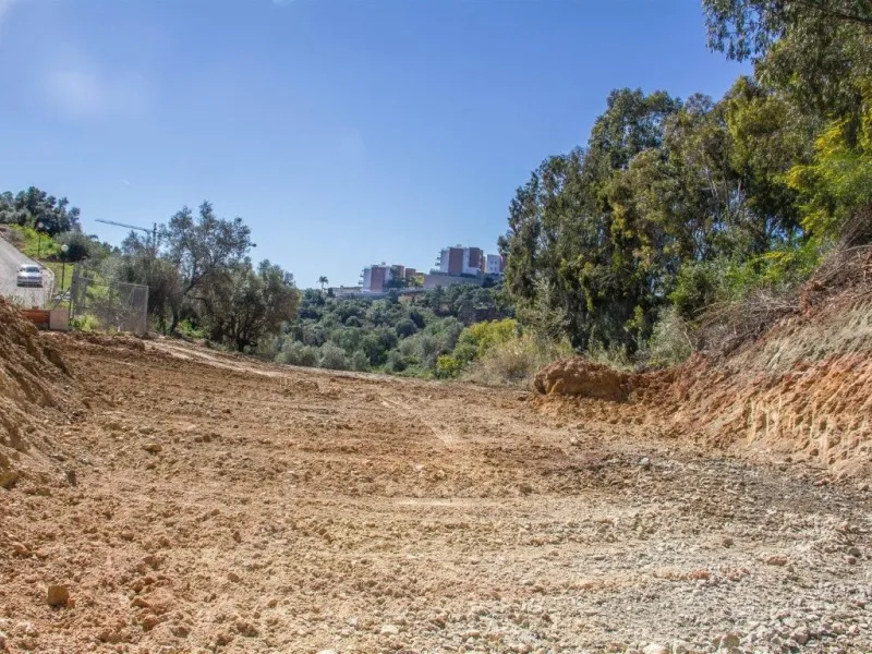 Nestled in the prestigious residential community of Puerto del Almendro in Benahavís, this 1,042 m2 residential plot enjoys a south west orientation and nature views, making it the ideal setting to create a bright villa with sun drenched terraces and spec