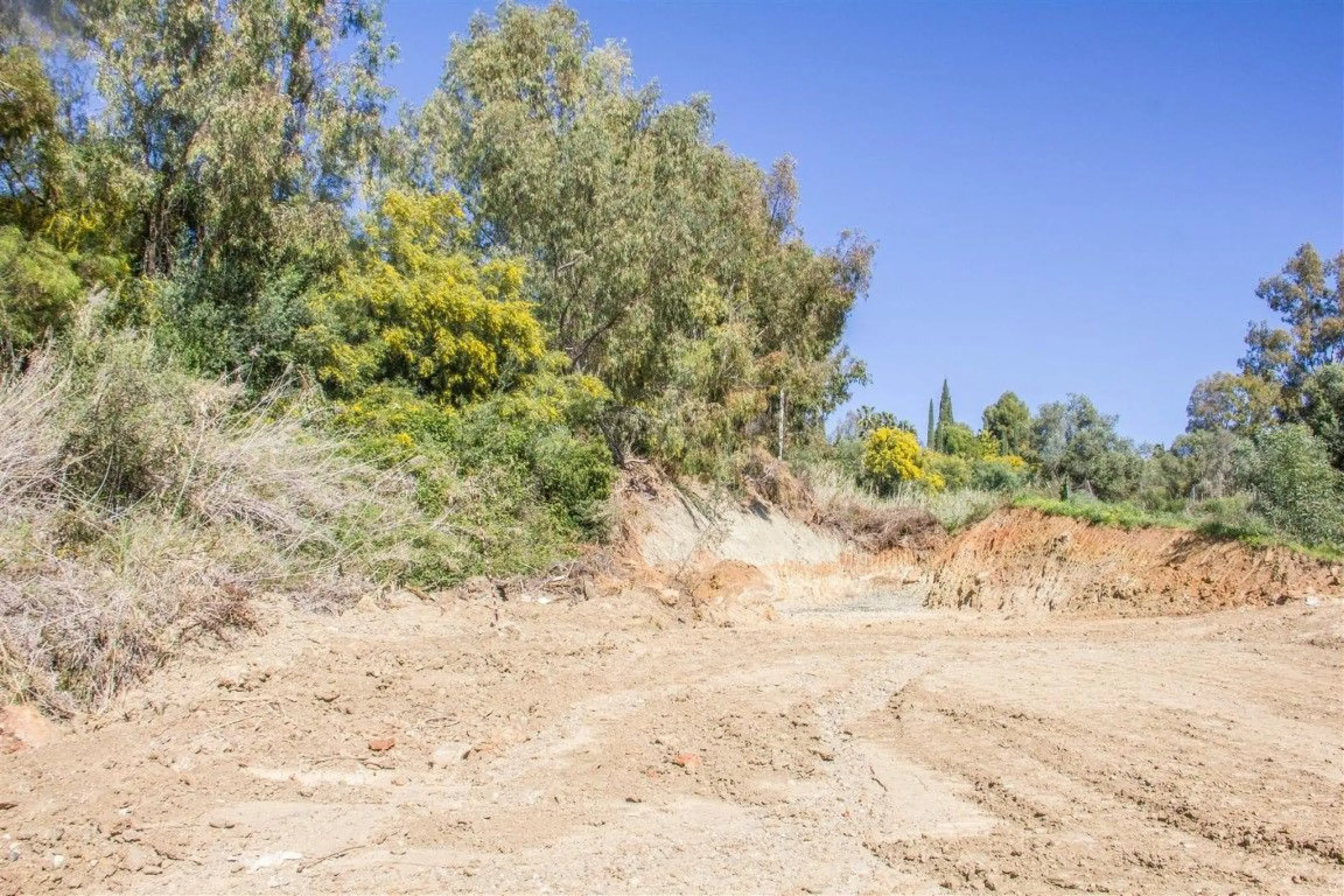 Nestled in the prestigious residential community of Puerto del Almendro in Benahavís, this 1,042 m2 residential plot enjoys a south west orientation and nature views, making it the ideal setting to create a bright villa with sun drenched terraces and spec