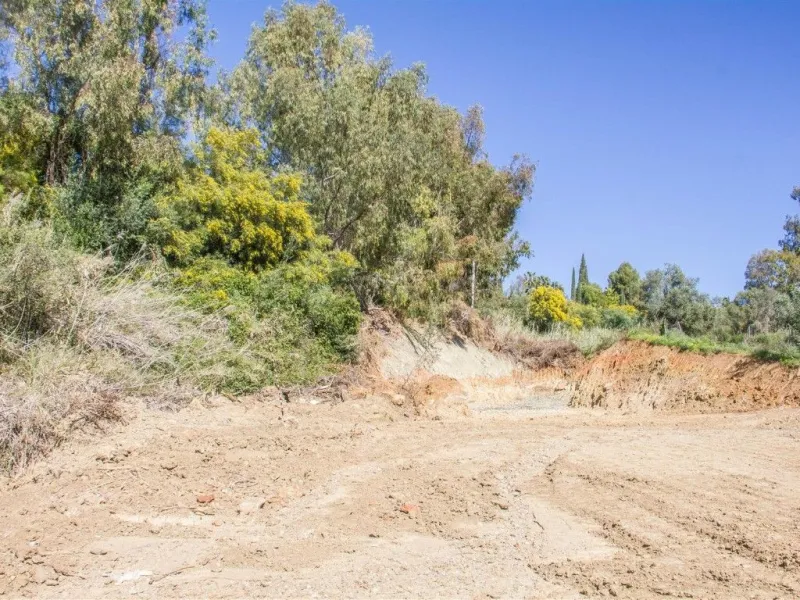 Nestled in the prestigious residential community of Puerto del Almendro in Benahavís, this 1,042 m2 residential plot enjoys a south west orientation and nature views, making it the ideal setting to create a bright villa with sun drenched terraces and spec