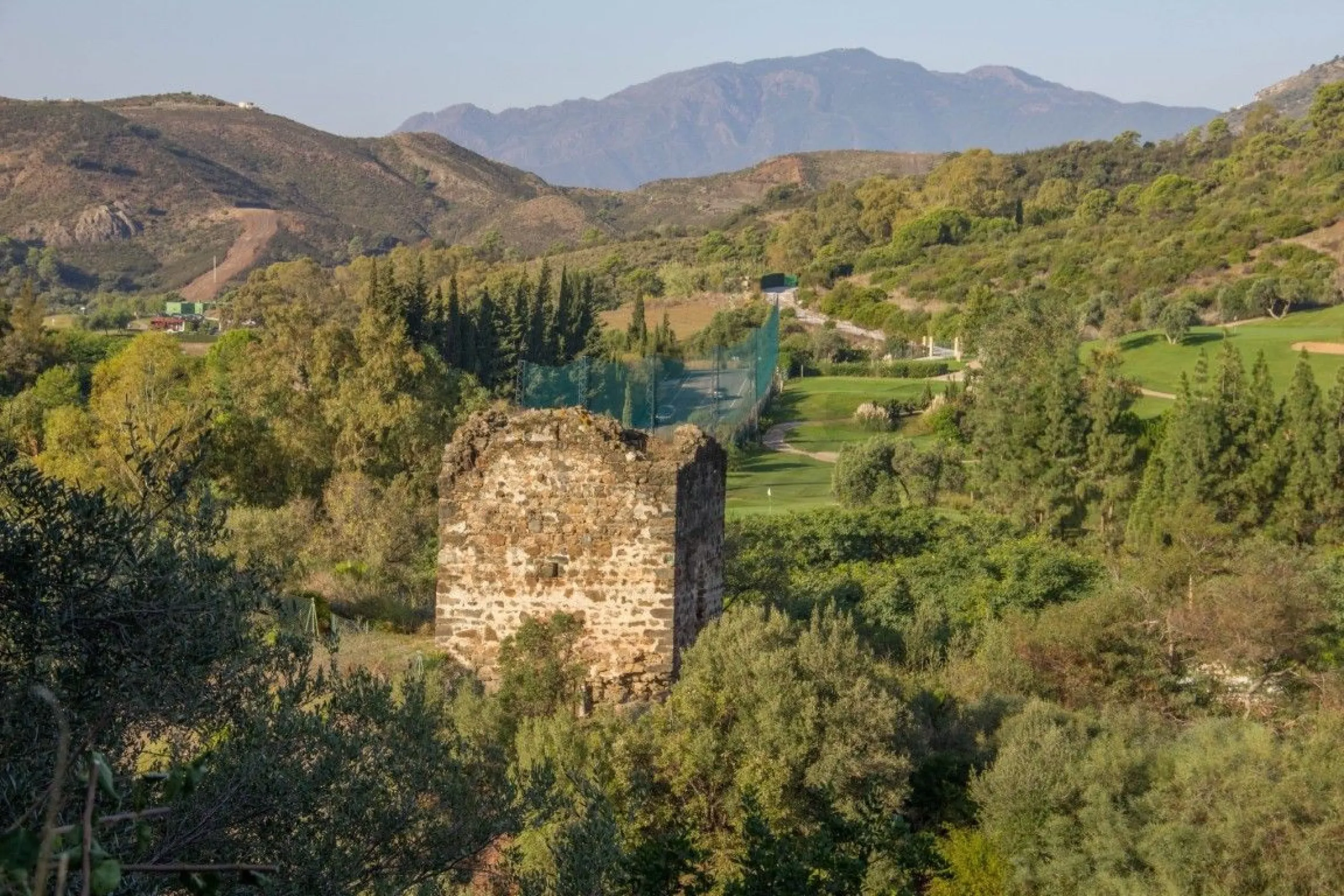 Nestled in the prestigious residential community of Puerto del Almendro in Benahavís, this 1,042 m2 residential plot enjoys a south west orientation and nature views, making it the ideal setting to create a bright villa with sun drenched terraces and spec