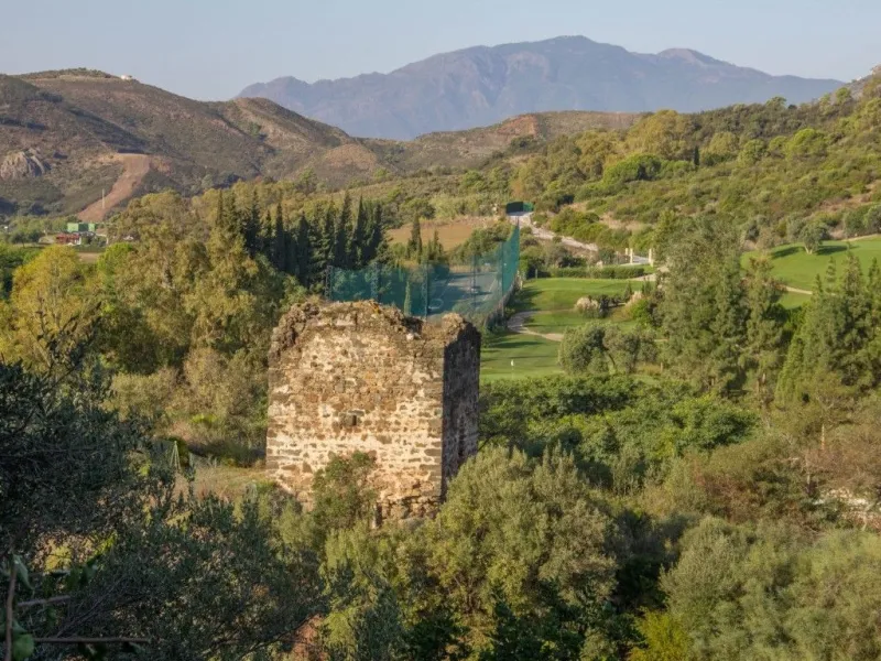 Nestled in the prestigious residential community of Puerto del Almendro in Benahavís, this 1,042 m2 residential plot enjoys a south west orientation and nature views, making it the ideal setting to create a bright villa with sun drenched terraces and spec