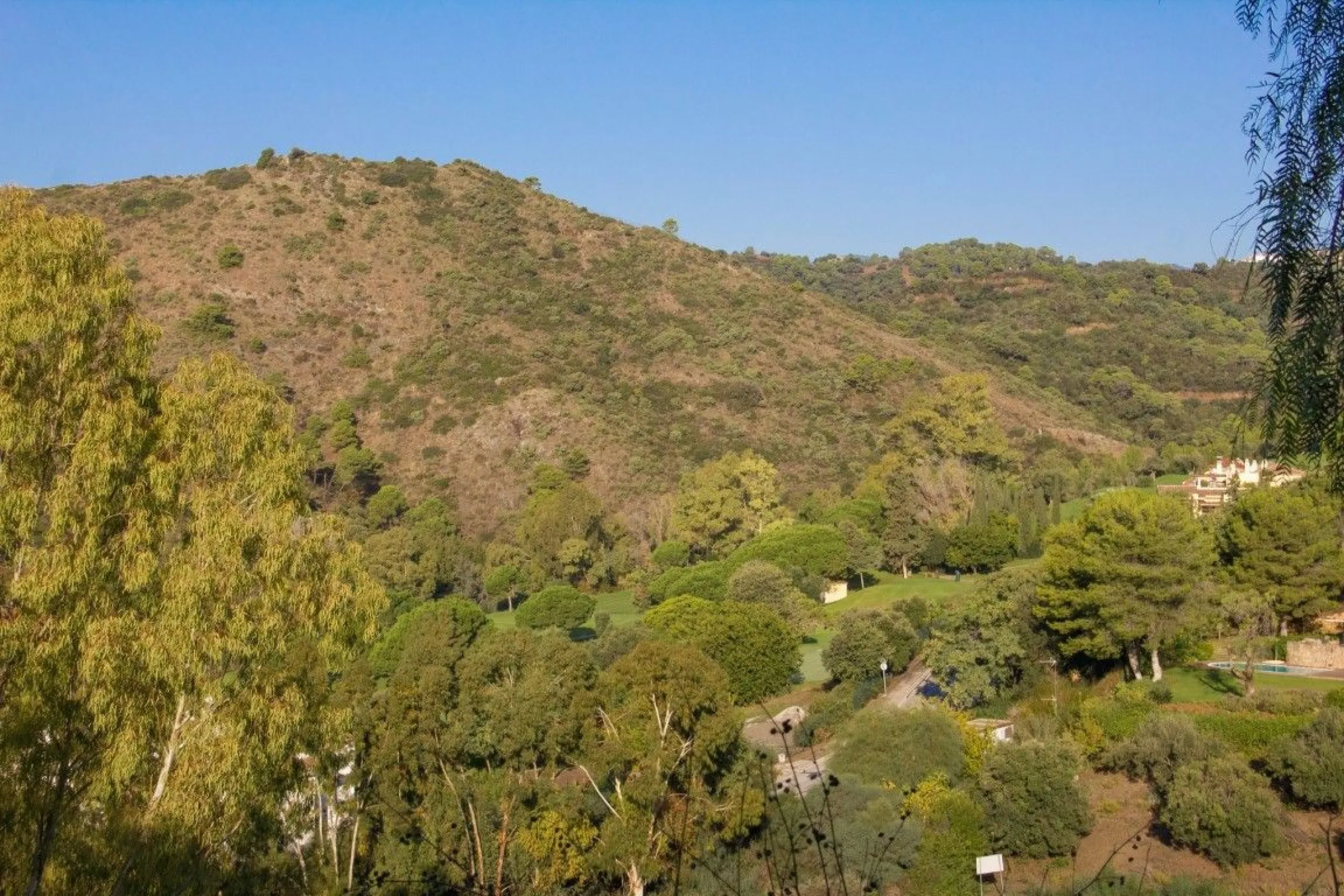 Nestled in the prestigious residential community of Puerto del Almendro in Benahavís, this 1,042 m2 residential plot enjoys a south west orientation and nature views, making it the ideal setting to create a bright villa with sun drenched terraces and spec