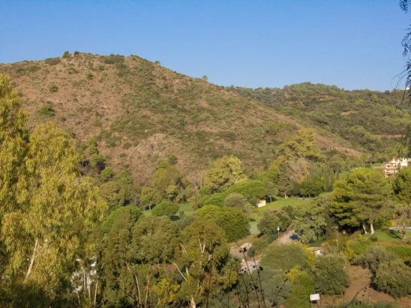 Nestled in the prestigious residential community of Puerto del Almendro in Benahavís, this 1,042 m2 residential plot enjoys a south west orientation and nature views, making it the ideal setting to create a bright villa with sun drenched terraces and spec