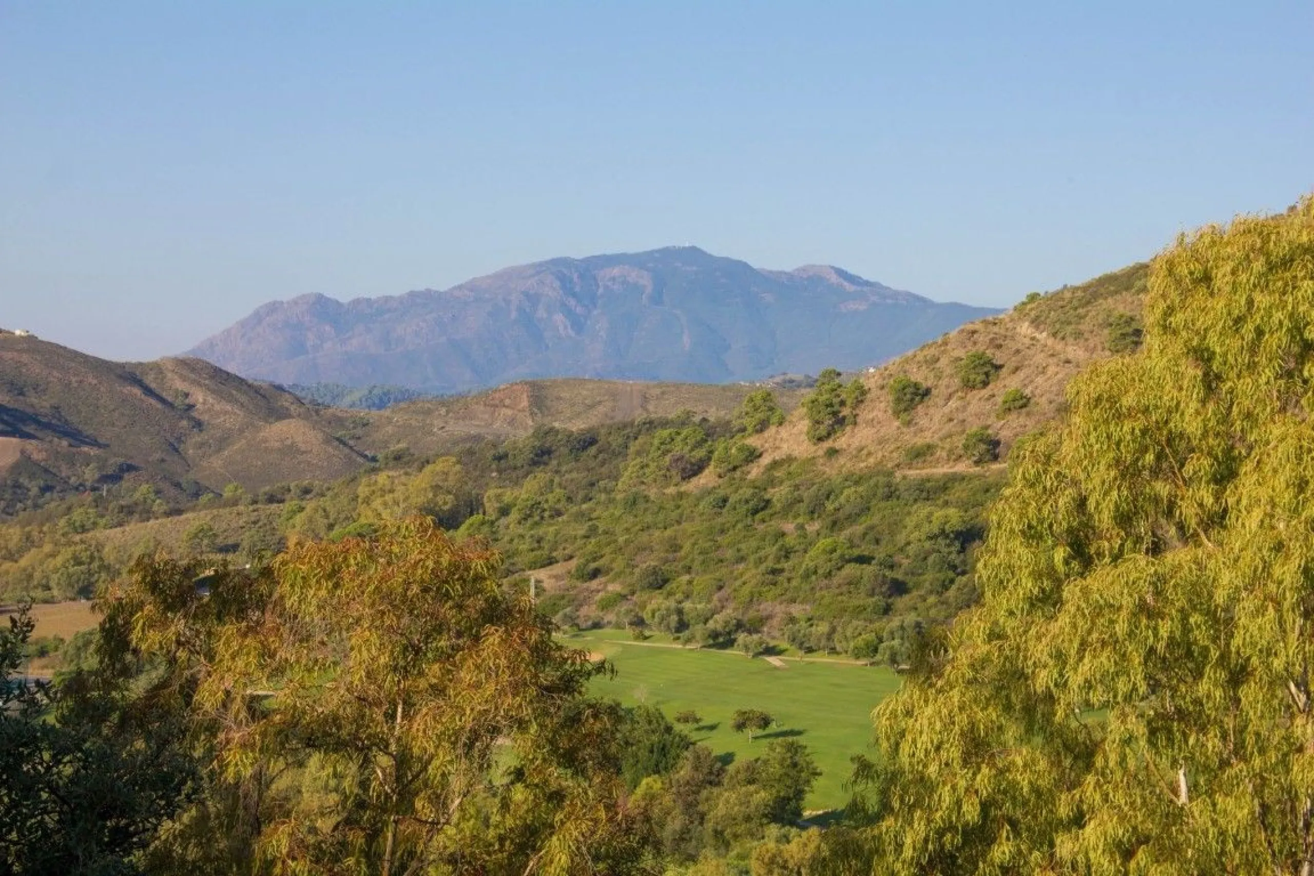 Nestled in the prestigious residential community of Puerto del Almendro in Benahavís, this 1,042 m2 residential plot enjoys a south west orientation and nature views, making it the ideal setting to create a bright villa with sun drenched terraces and spec