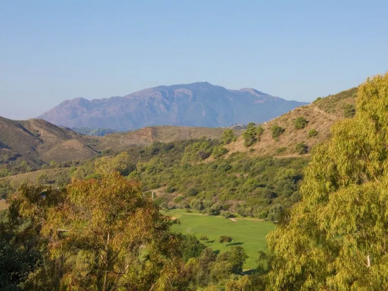 Nestled in the prestigious residential community of Puerto del Almendro in Benahavís, this 1,042 m2 residential plot enjoys a south west orientation and nature views, making it the ideal setting to create a bright villa with sun drenched terraces and spec