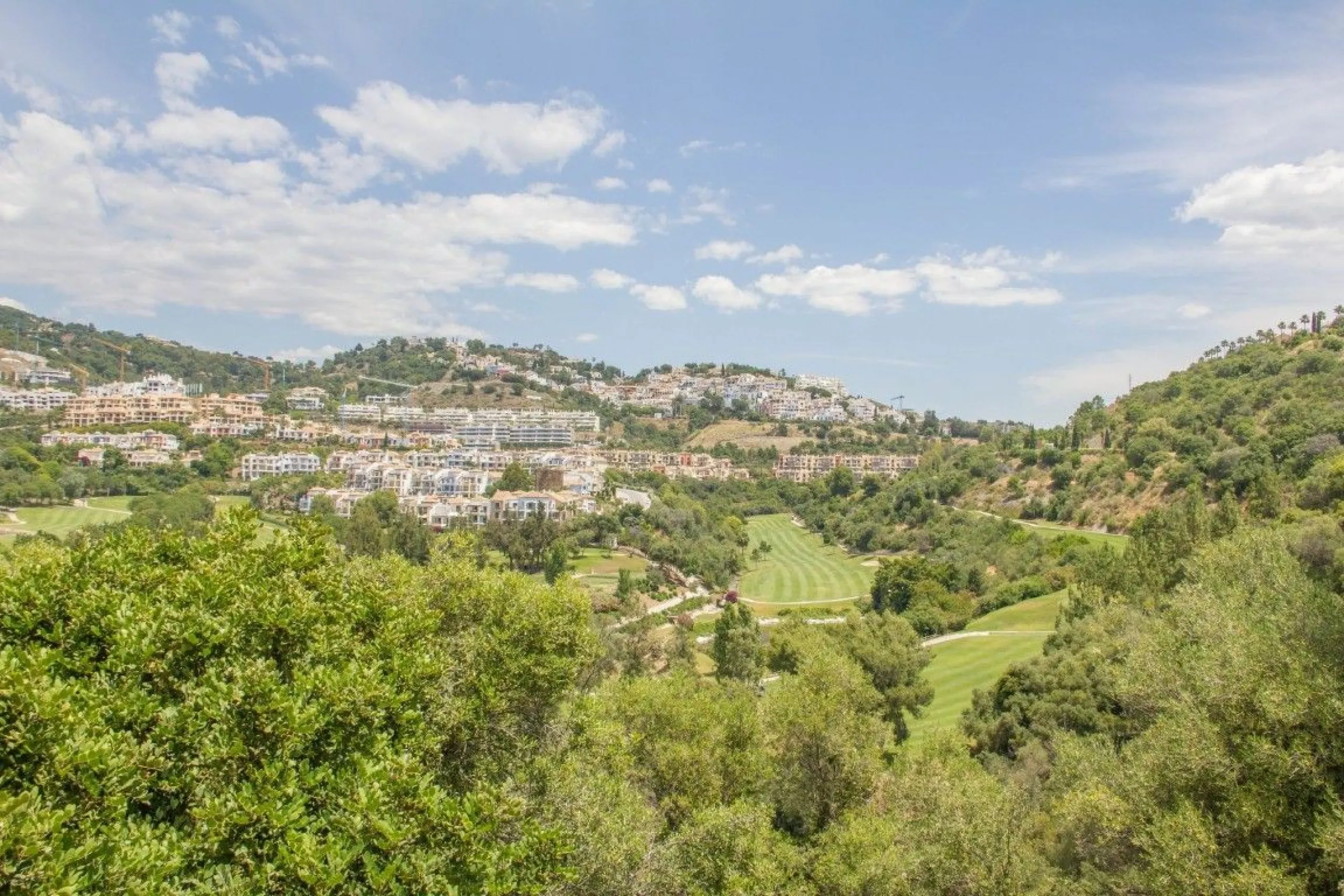 Nestled in the prestigious residential community of Puerto del Almendro in Benahavís, this 1,042 m2 residential plot enjoys a south west orientation and nature views, making it the ideal setting to create a bright villa with sun drenched terraces and spec
