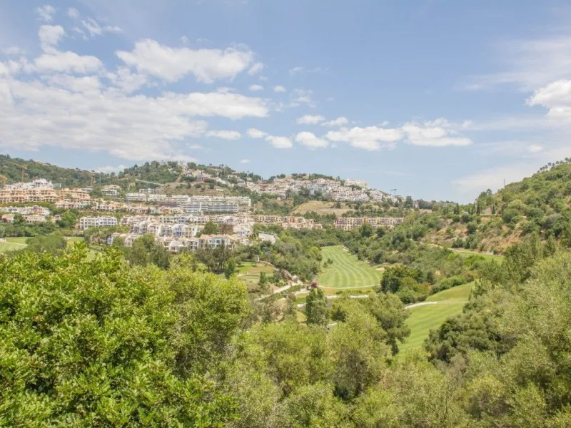 Nestled in the prestigious residential community of Puerto del Almendro in Benahavís, this 1,042 m2 residential plot enjoys a south west orientation and nature views, making it the ideal setting to create a bright villa with sun drenched terraces and spec
