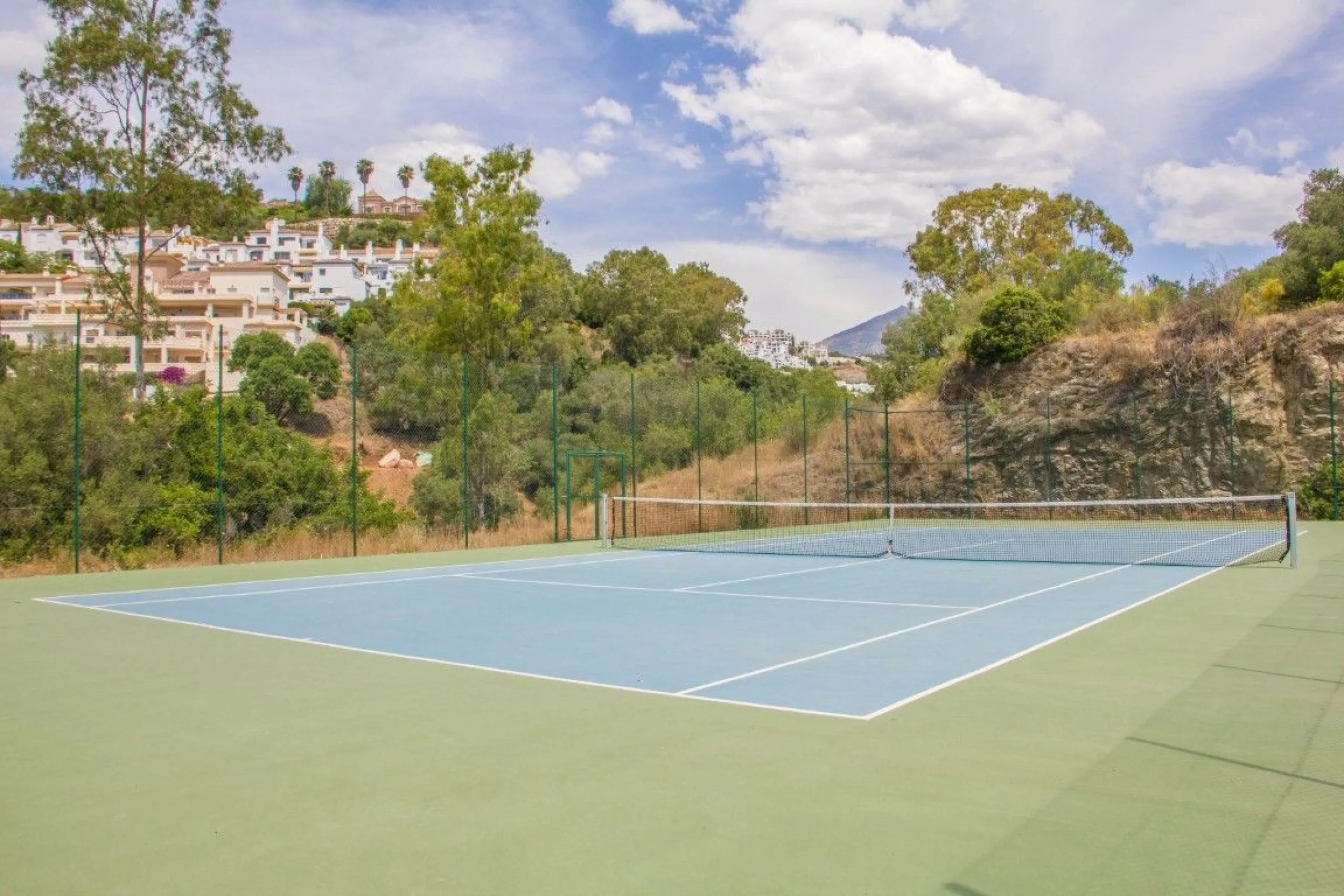 Nestled in the prestigious residential community of Puerto del Almendro in Benahavís, this 1,042 m2 residential plot enjoys a south west orientation and nature views, making it the ideal setting to create a bright villa with sun drenched terraces and spec
