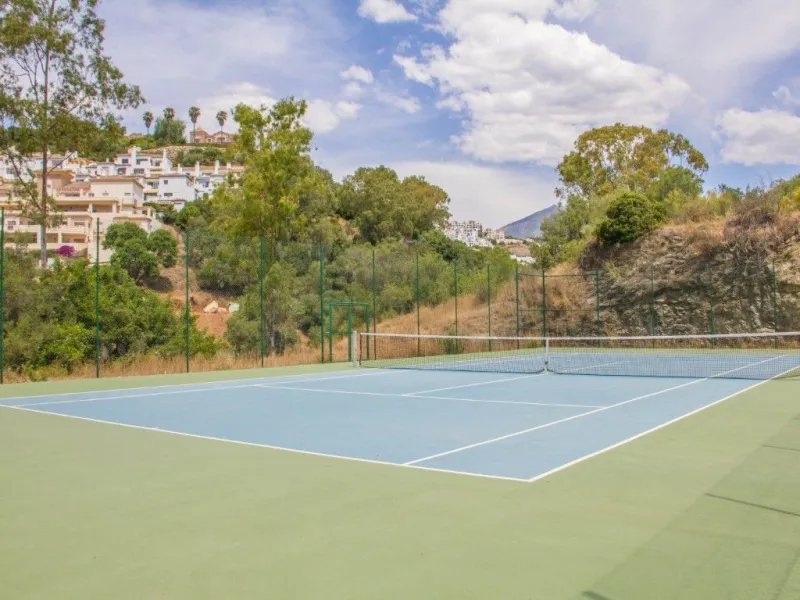 Nestled in the prestigious residential community of Puerto del Almendro in Benahavís, this 1,042 m2 residential plot enjoys a south west orientation and nature views, making it the ideal setting to create a bright villa with sun drenched terraces and spec