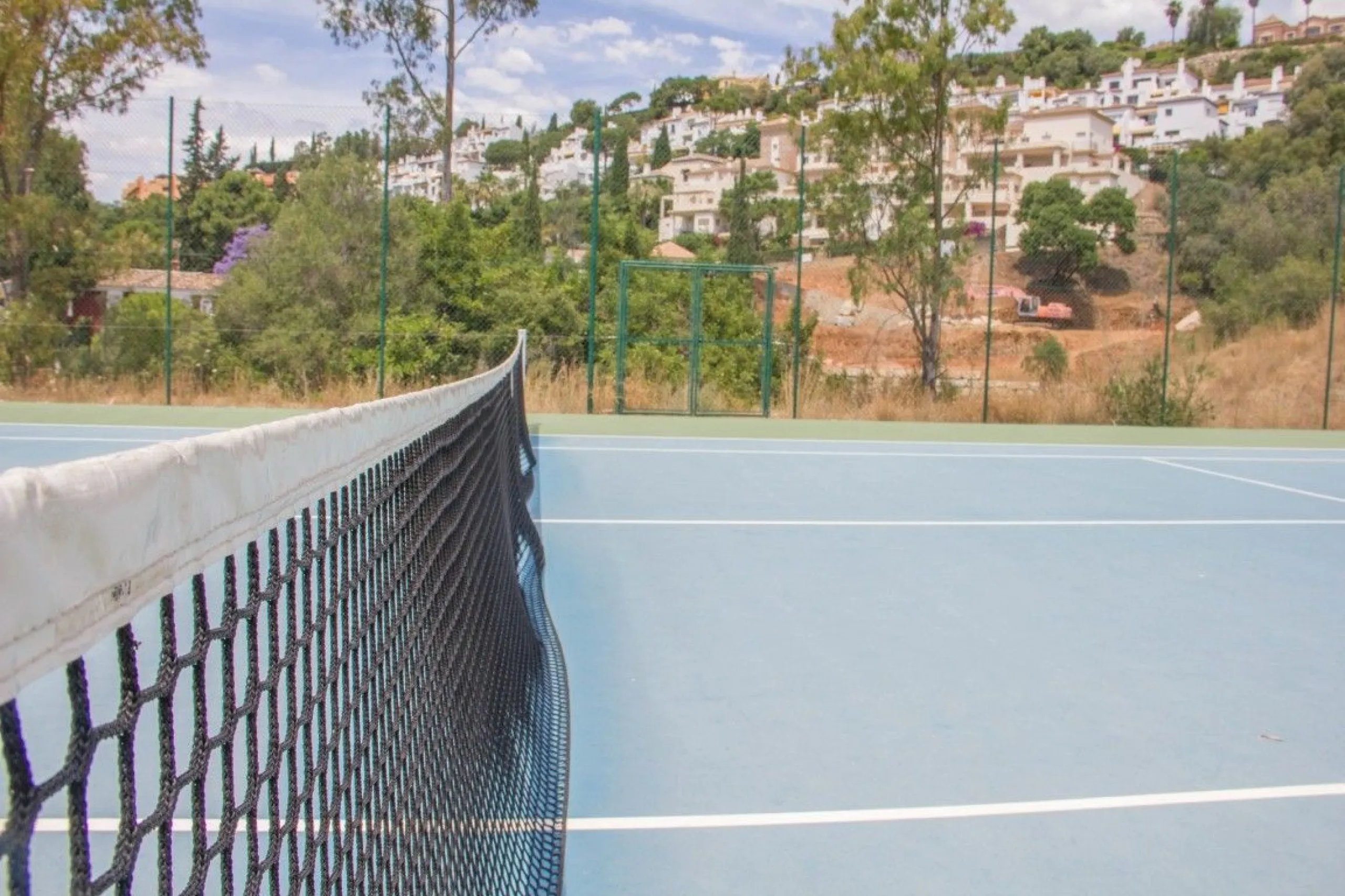 Nestled in the prestigious residential community of Puerto del Almendro in Benahavís, this 1,042 m2 residential plot enjoys a south west orientation and nature views, making it the ideal setting to create a bright villa with sun drenched terraces and spec